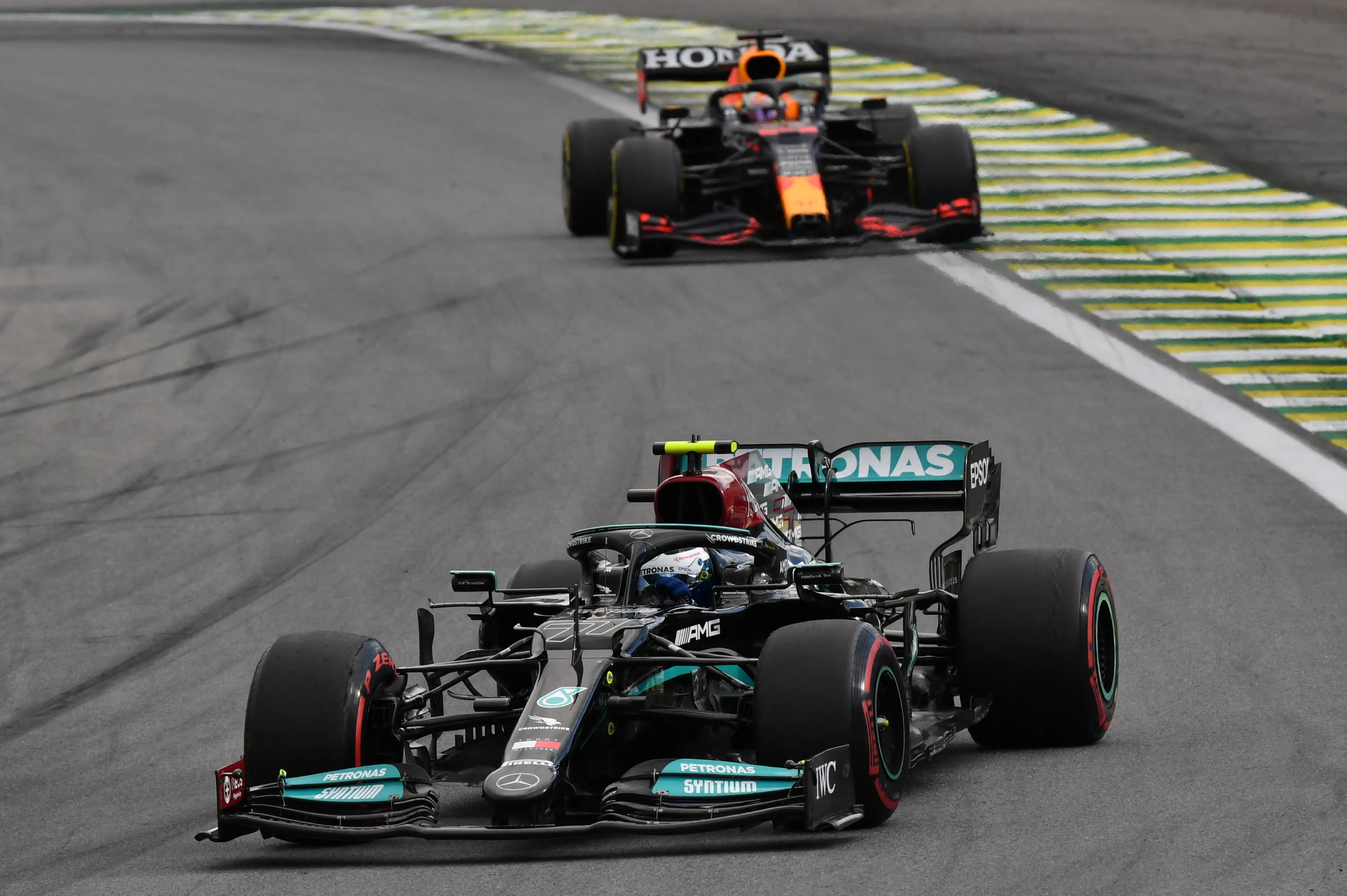Verstappen tweede in sprintrace en vergroot voorsprong in WK