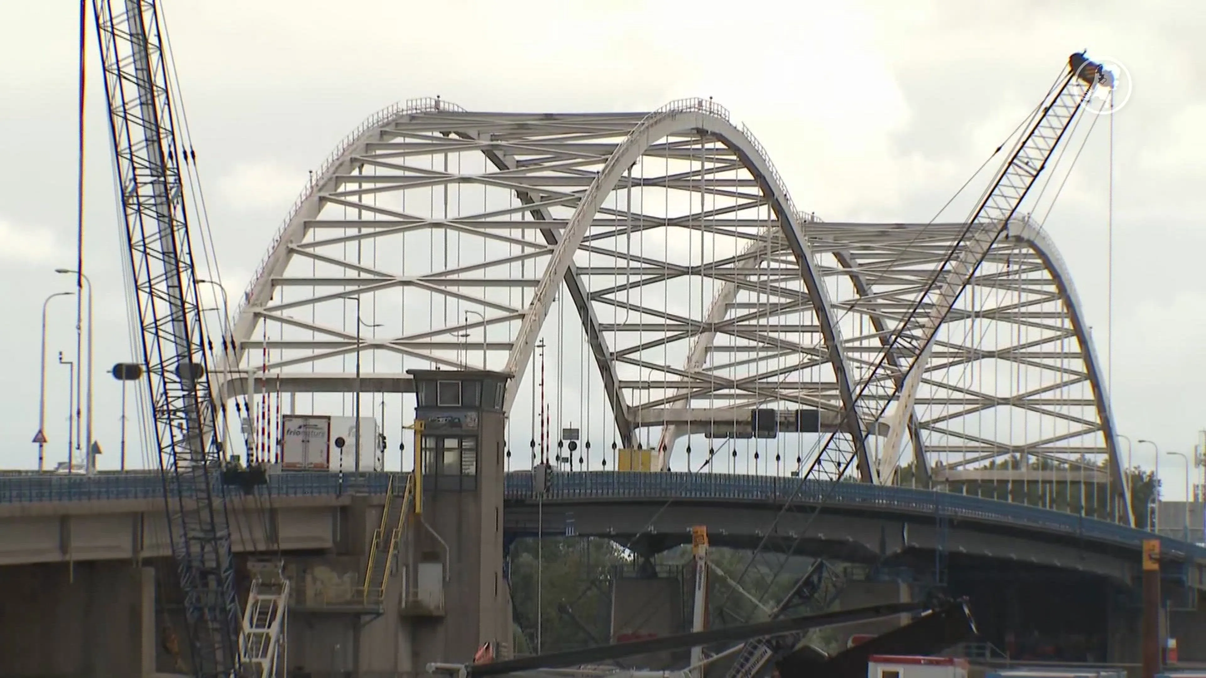 Nog steeds vrachtverkeer over Merwedebrug: 'moeten wennen aan de situatie'