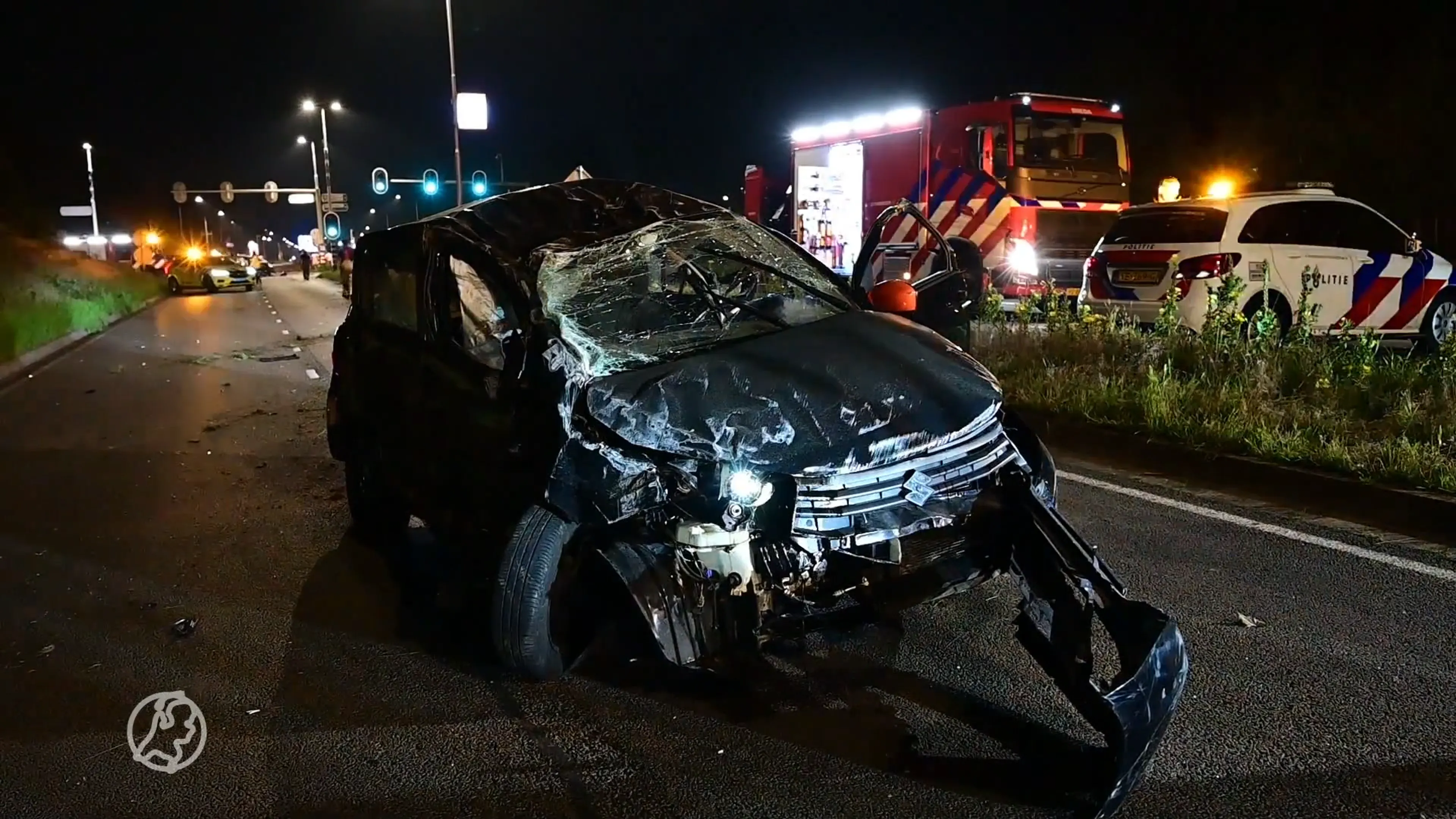 Drankrijder knalt hard op andere auto, bijrijder naar buiten geslingerd en overleden
