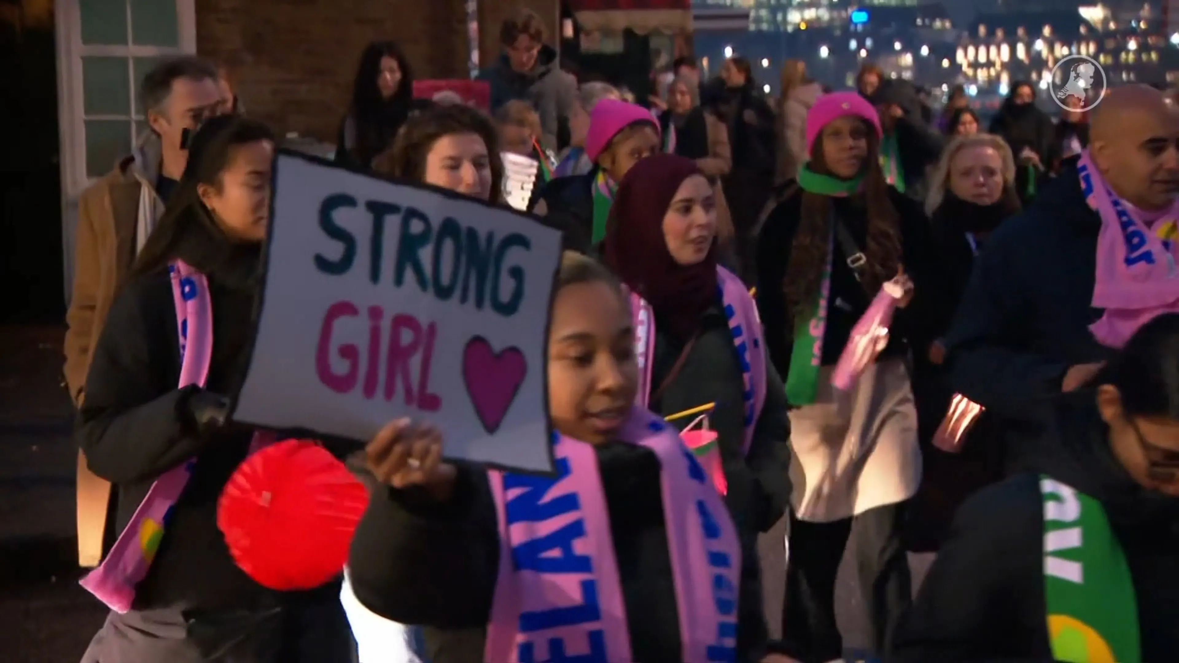 Honderden vrouwen lopen met lampionnen door Amsterdam voor veiligheid