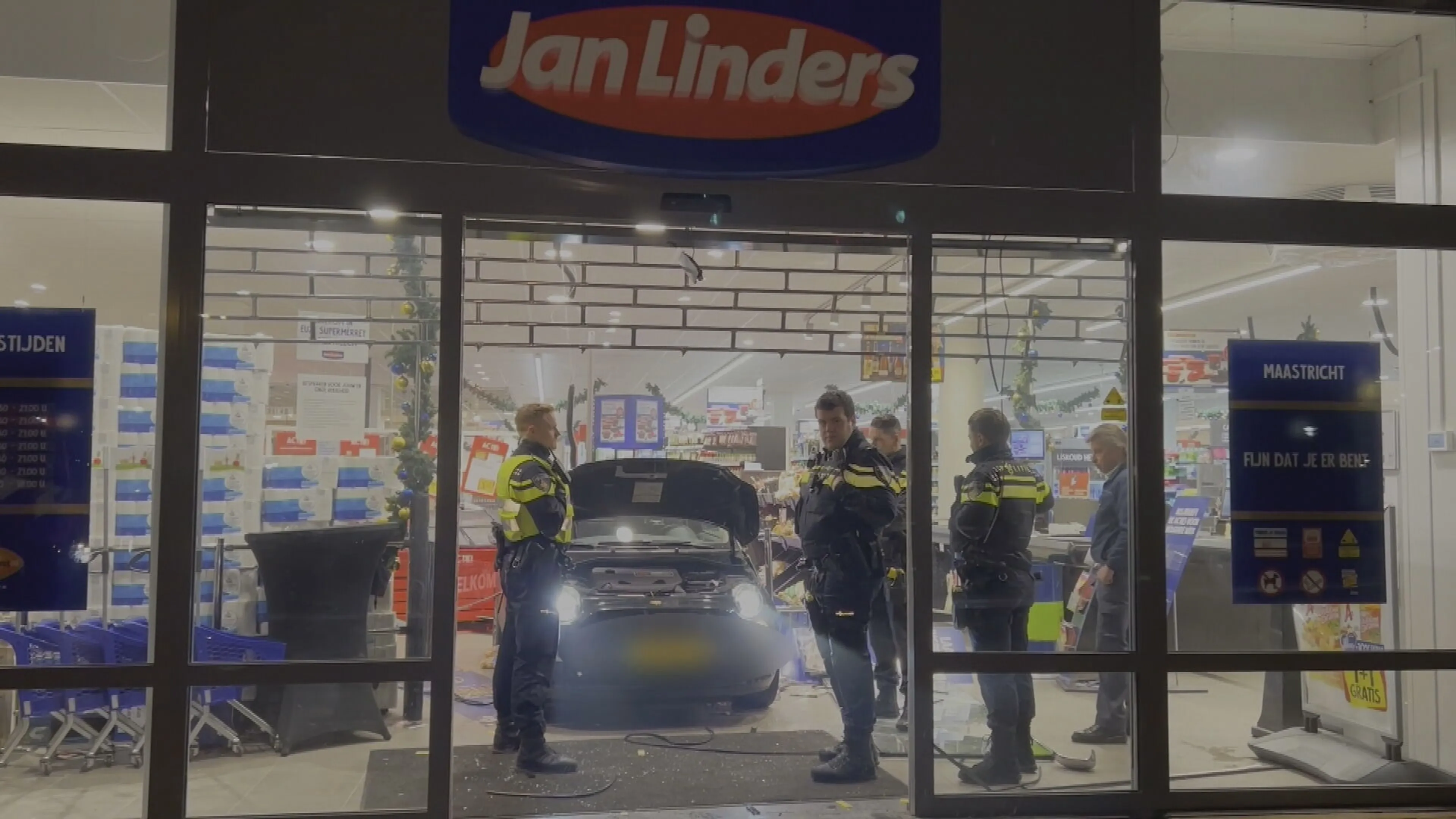 Auto volledig supermarkt Maastricht binnengereden en laat puinhoop achter