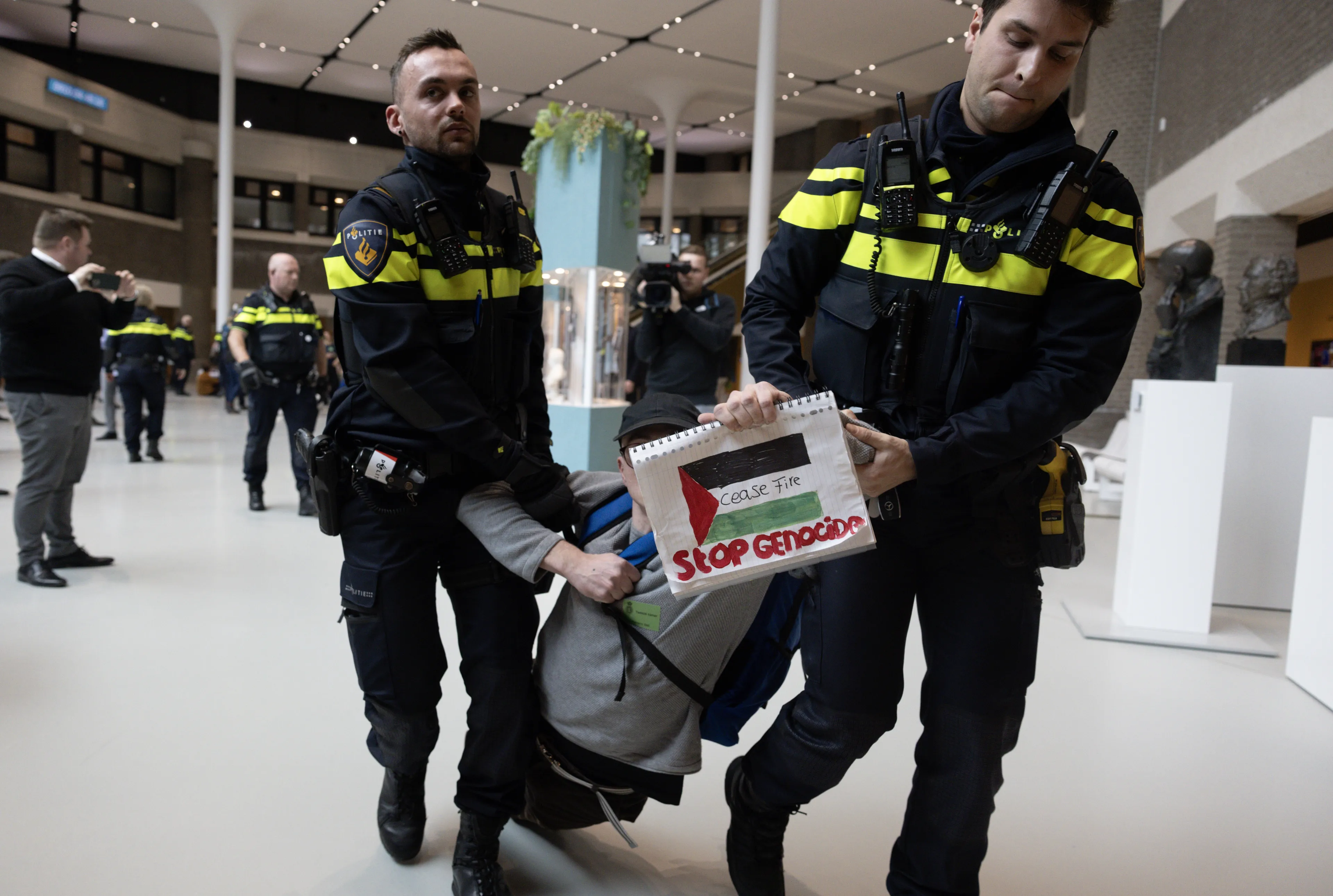 Kamervoorzitter Bosma doet aangifte tegen Gaza-demonstranten