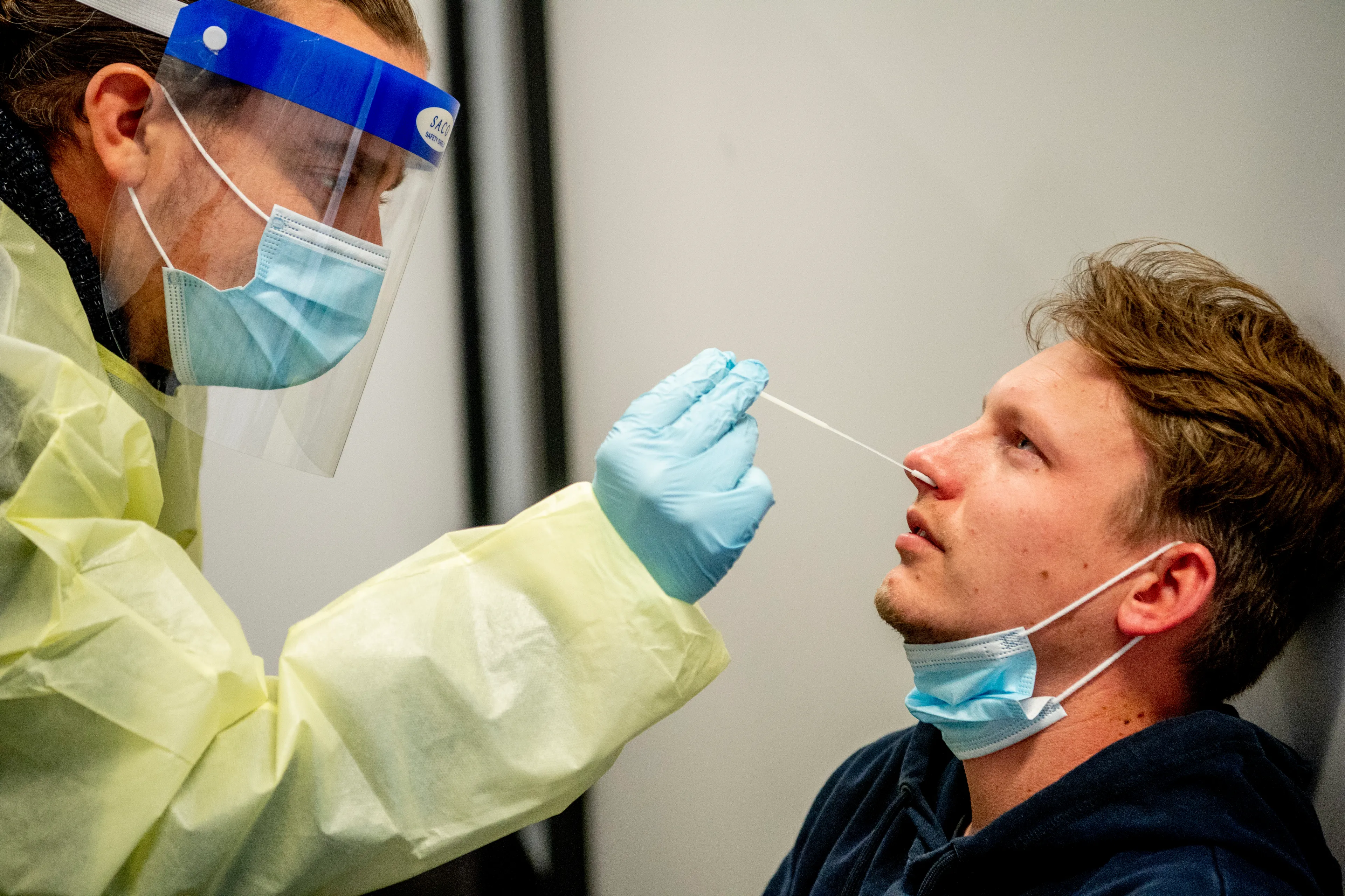 Aantal positieve coronatesten net onder de 32.000