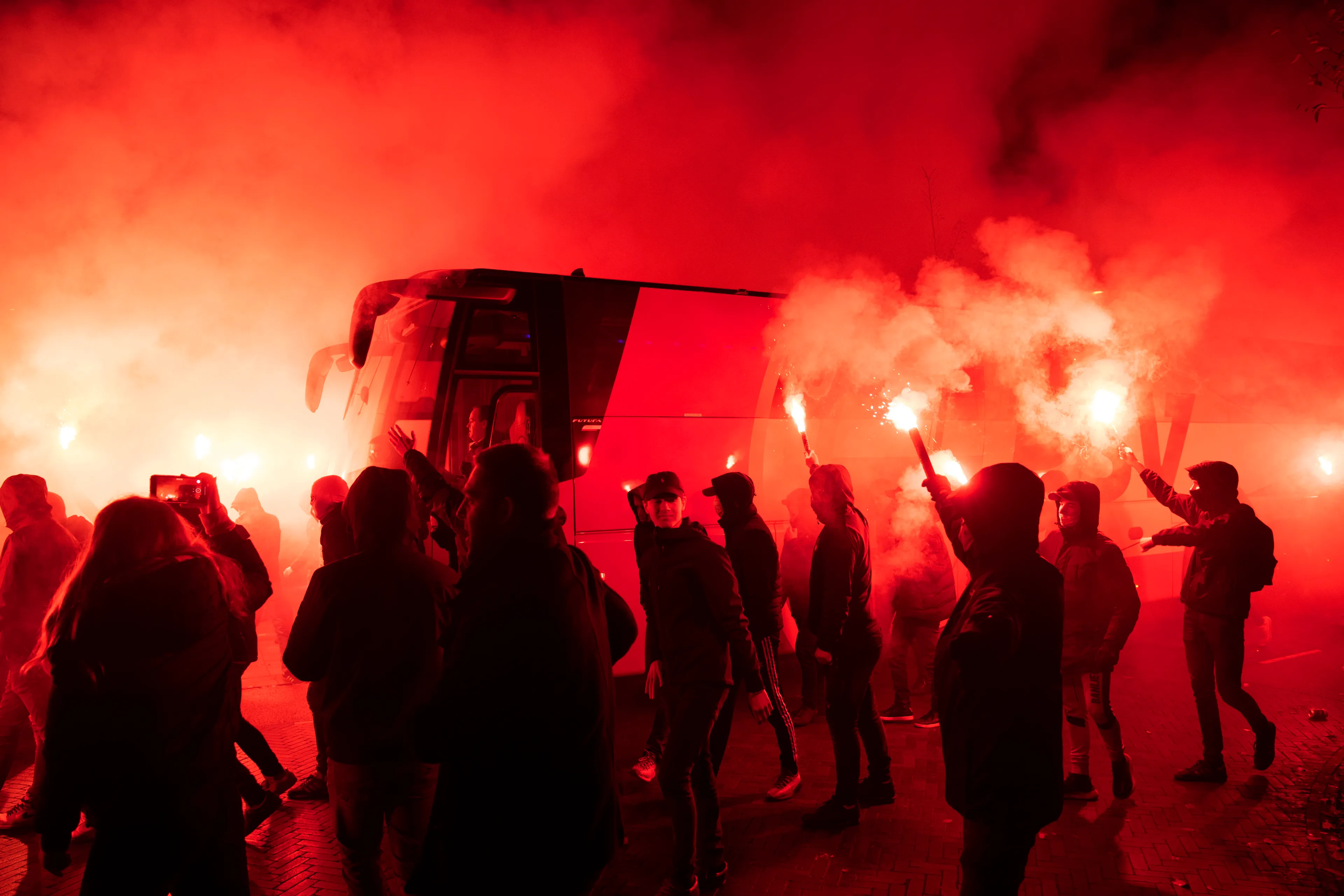 PSV-hooligans bestormen stadion tijdens wedstrijd, tien arrestaties