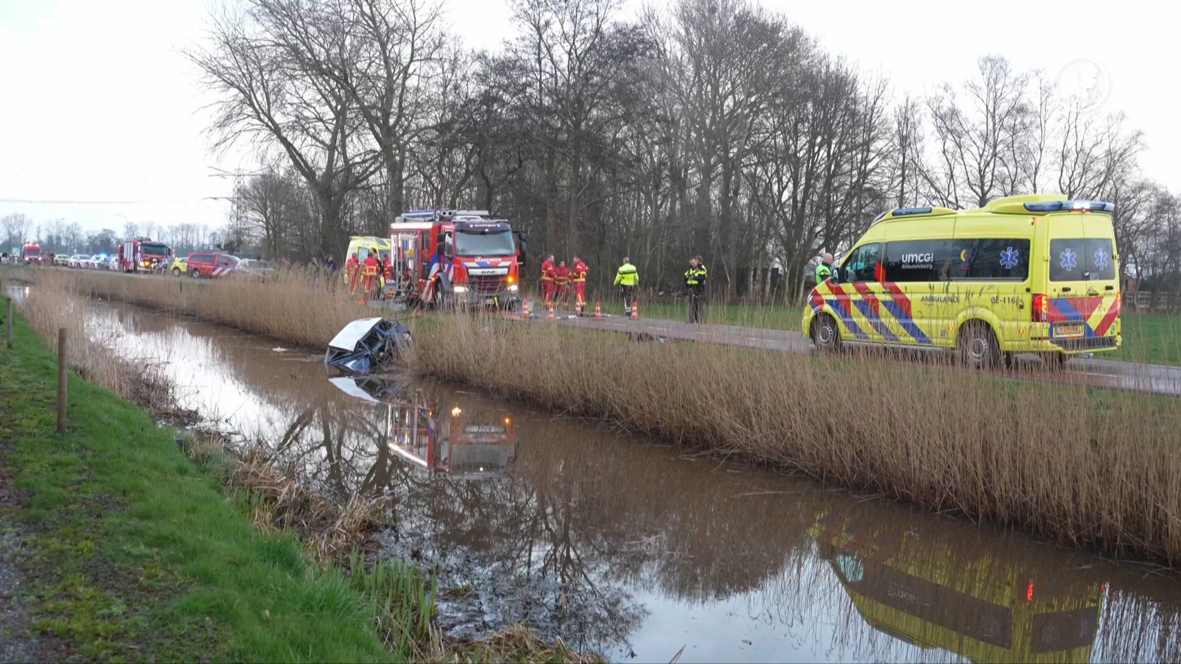 Auto raakt te water in Doezum, inzittenden naar ziekenhuis