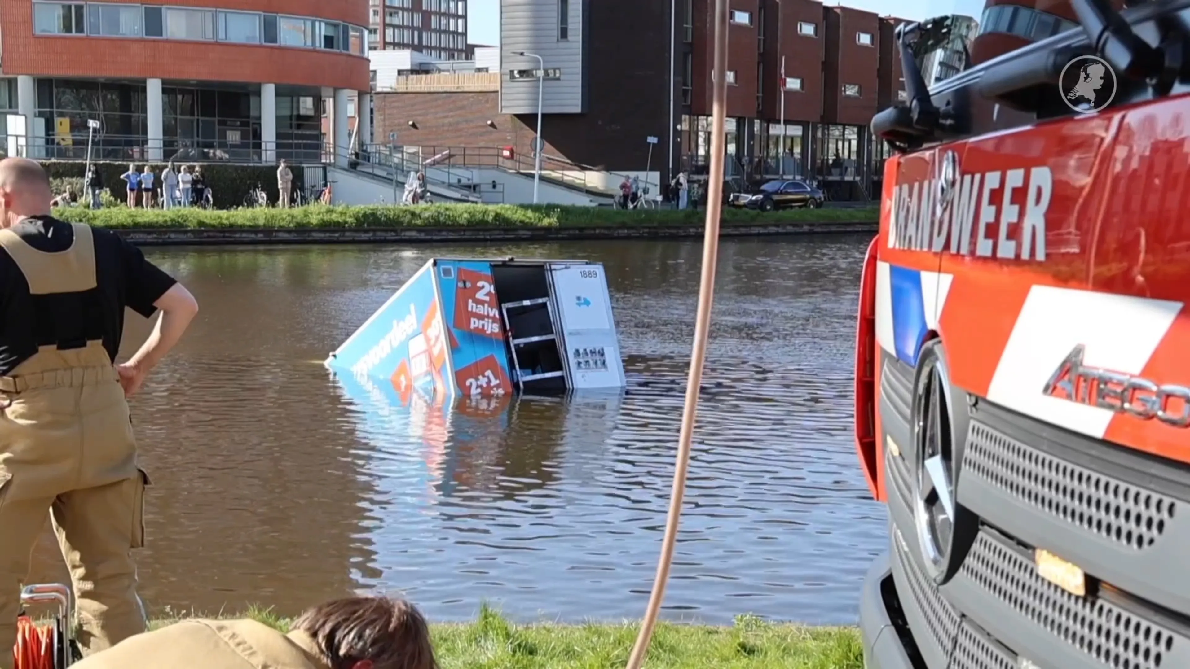 Bestuurder van AH-bus haalt nat pak bij ongeluk bij Leids kanaal
