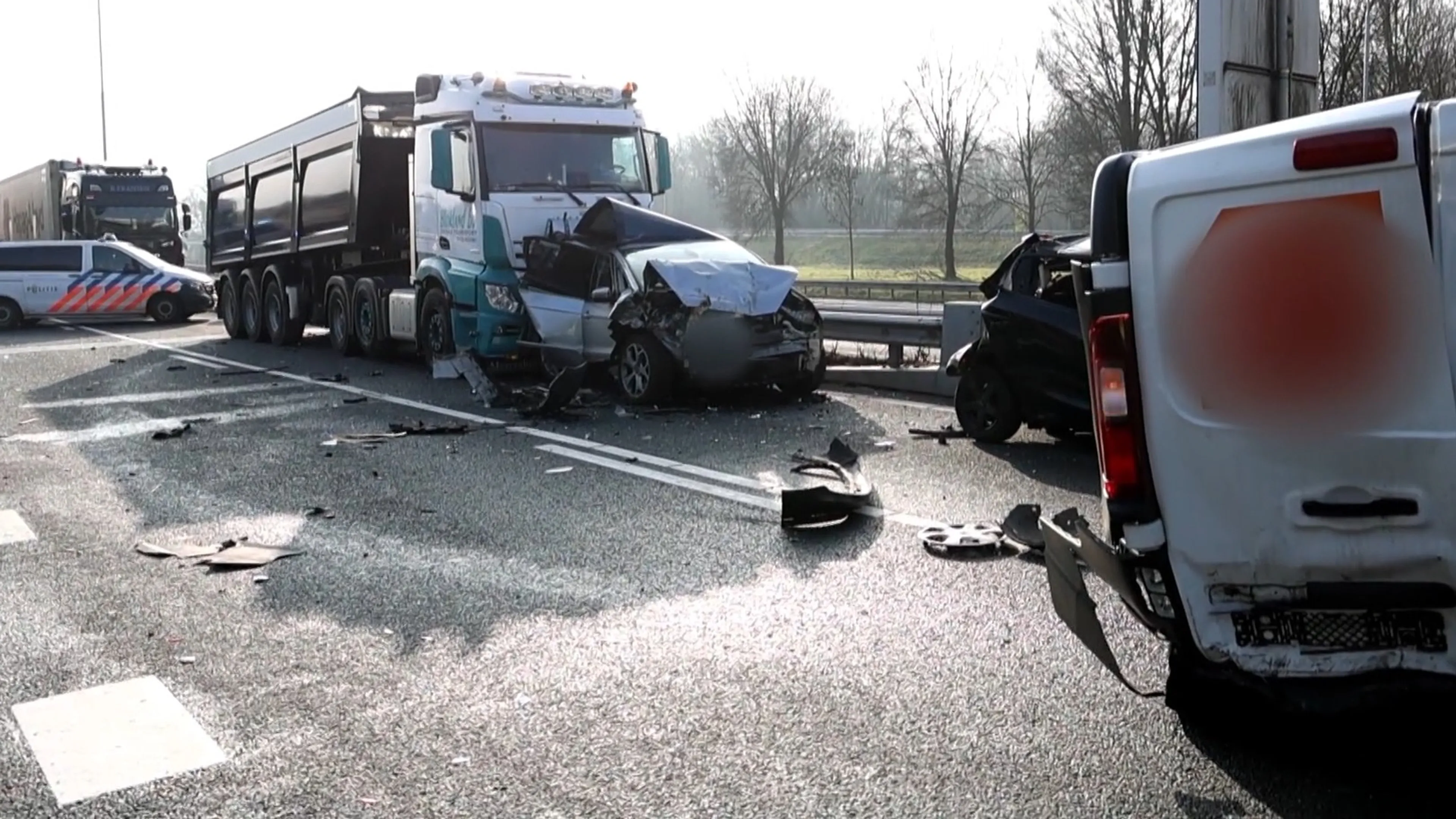 Vrachtwagen klapt op verkeer bij Velsertunnel, vier mensen gewond