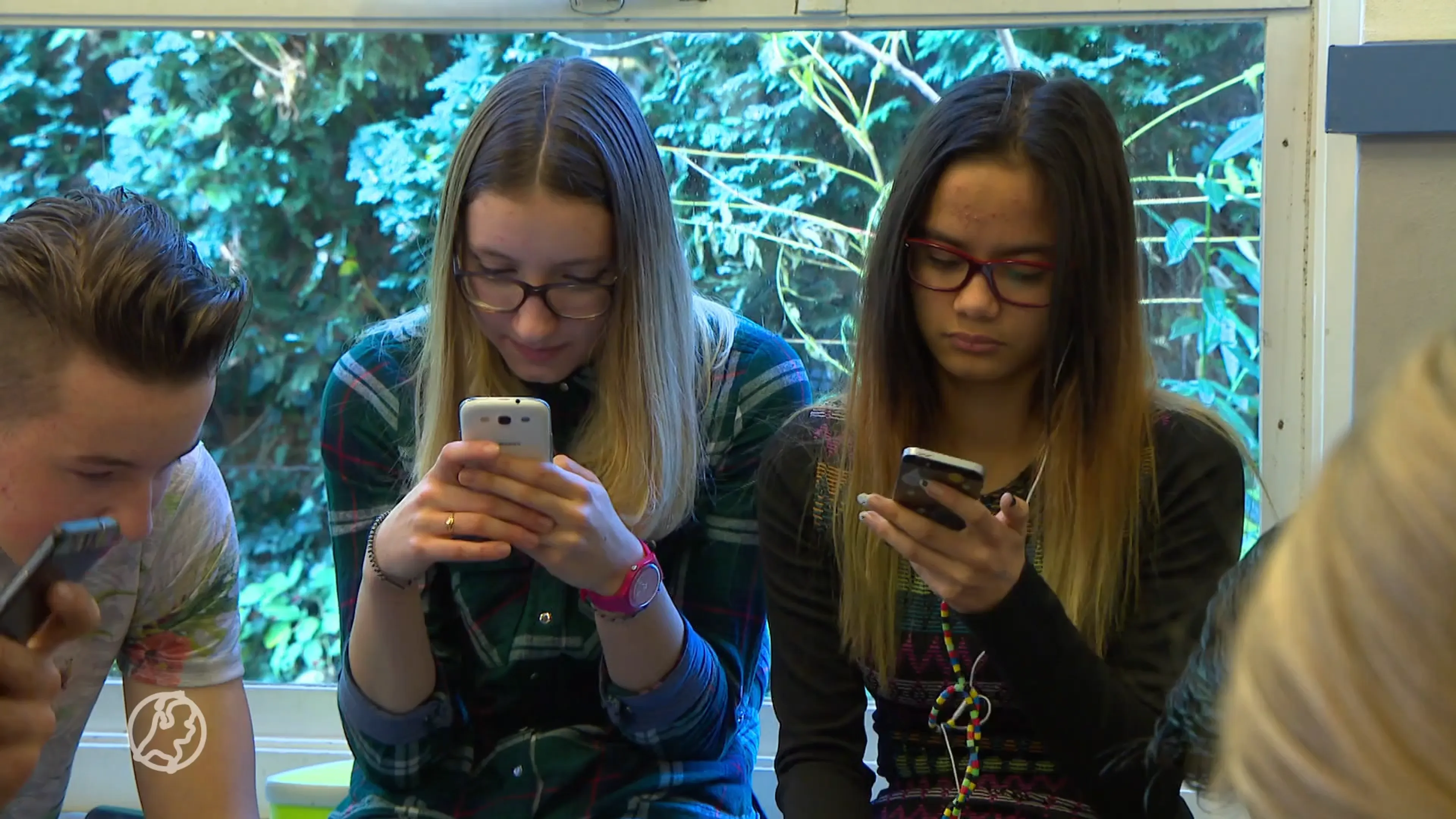 Minister Dijkgraaf ziet niets in CDA-plan om mobieltjes in de klas te verbieden