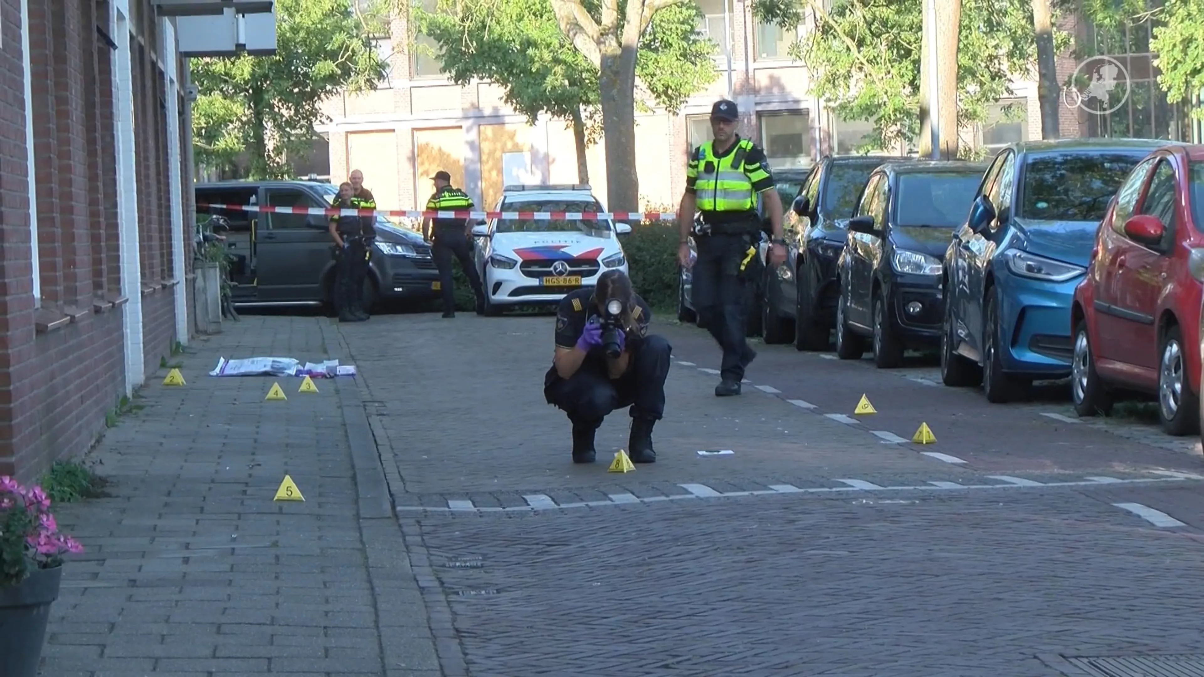 Auto rijdt in op mensen en botst tegen pand: politie vermoedt opzet
