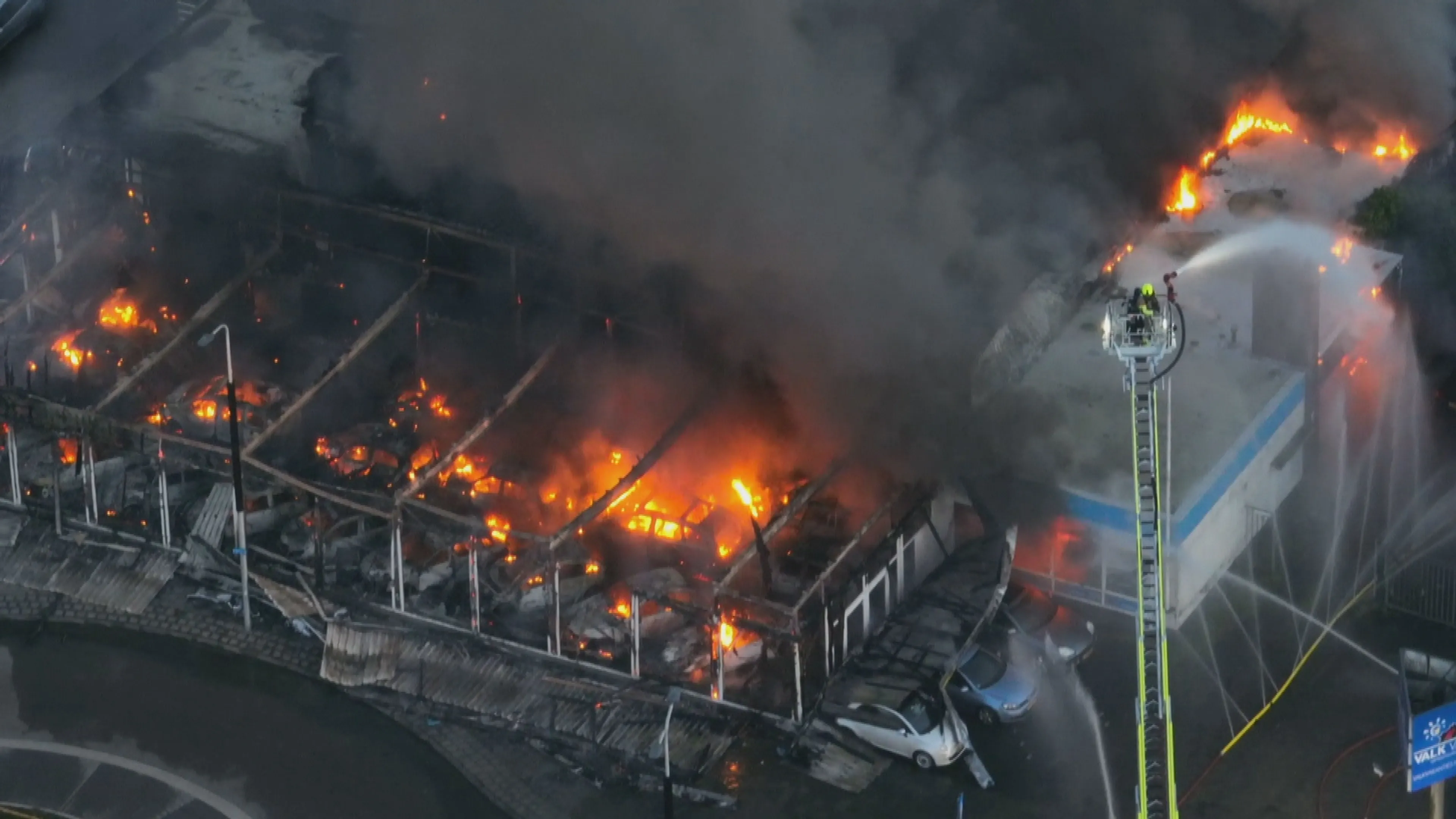 Grote brand bij autobedrijf in Alphen na acht uur onder controle