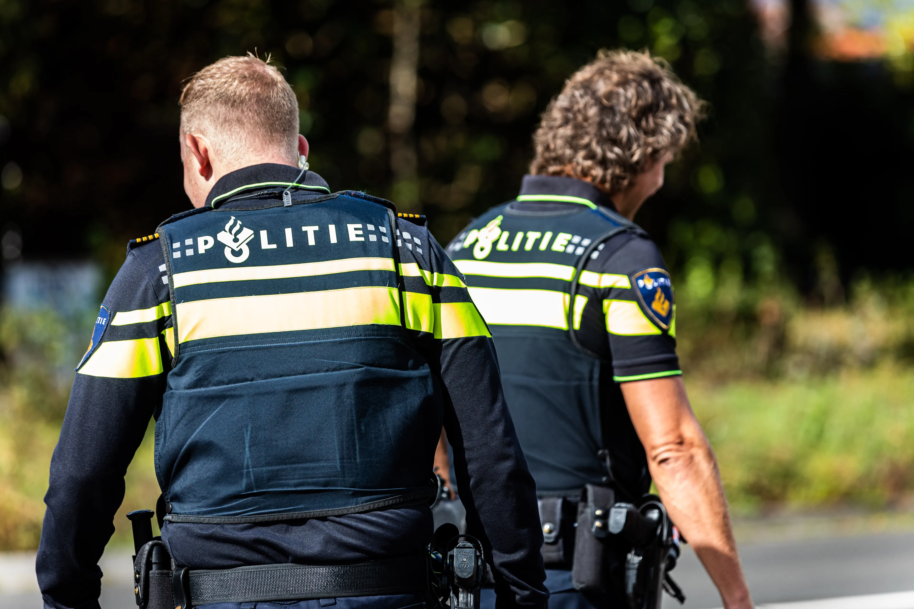 Dronken automobilist crasht bij veld Brabantse voetbalclub, 30 jongeren komen met de schrik vrij