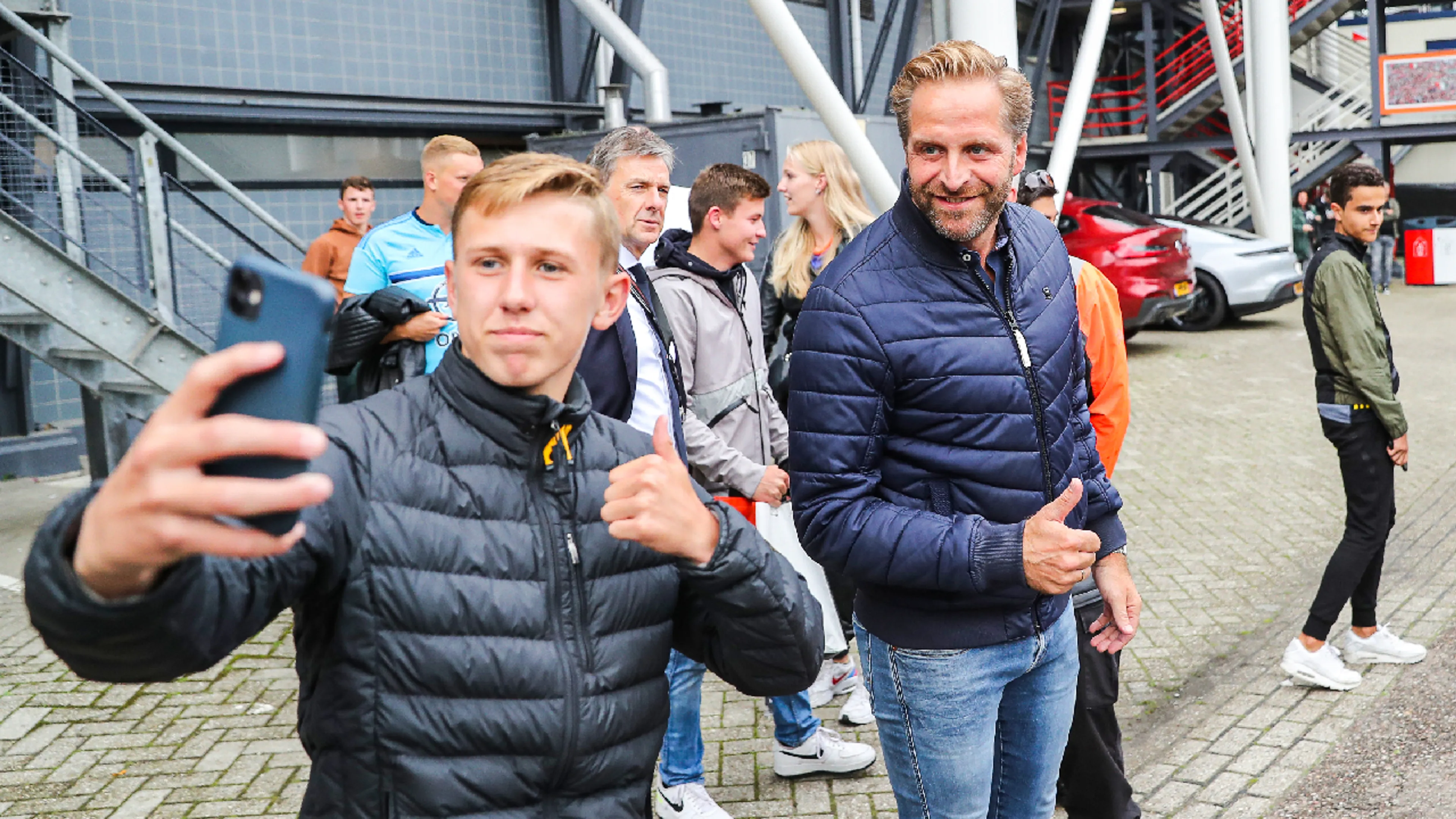 Minister De Jonge ziet 'verbetering' in voetbalstadions, 'maar stop met hossen'