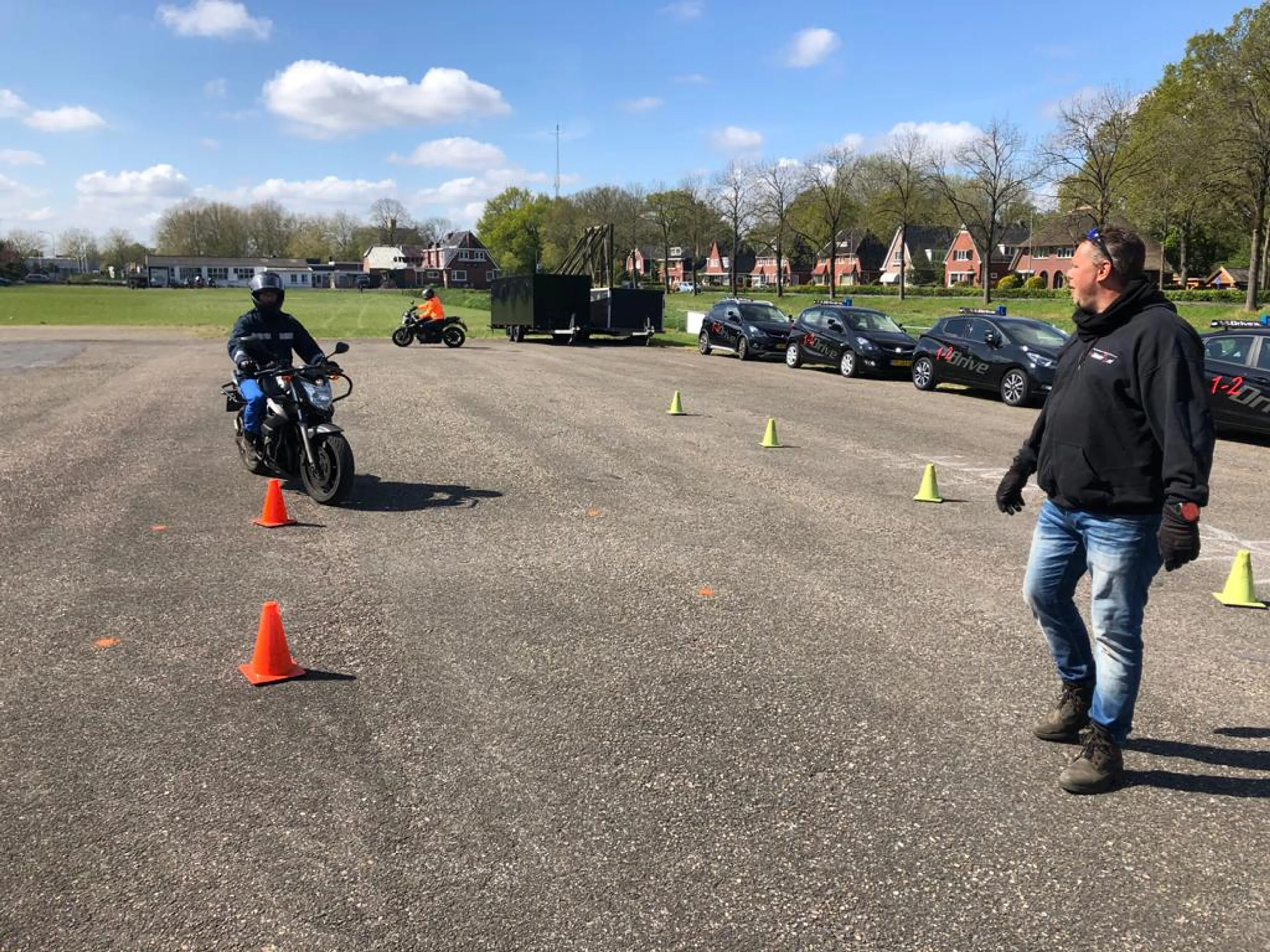 Rijschoolhouder Marcel gaat weer motorrijles geven, maar mag dat wel?