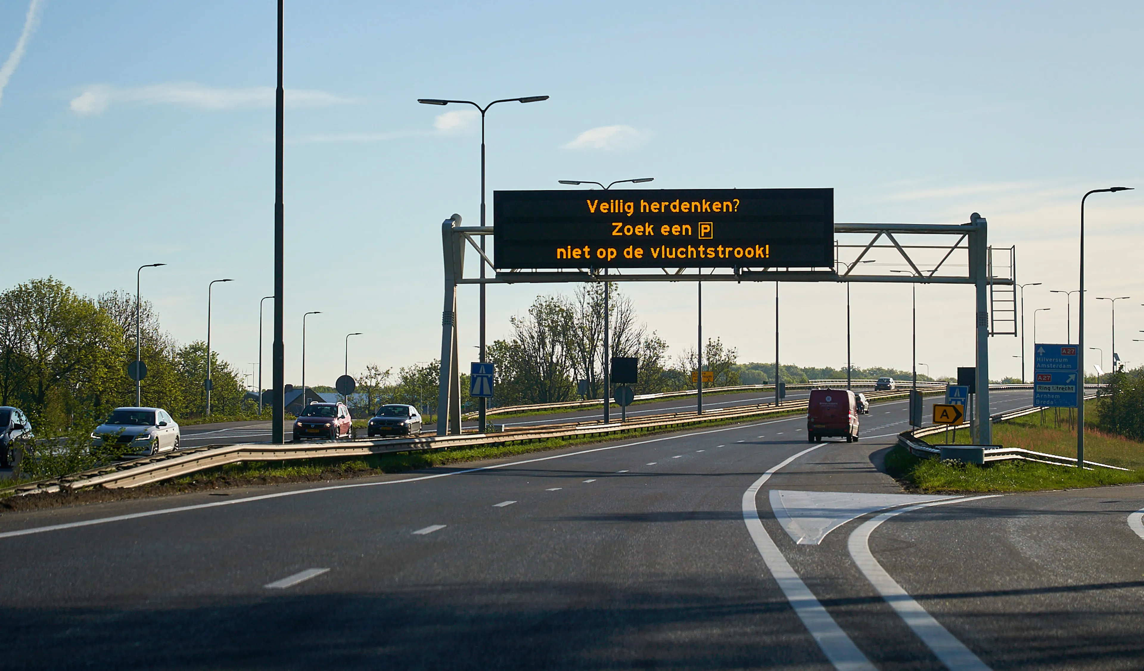 Rijkswaterstaat: herdenk op een parkeerplaats, niet op de vluchtstrook