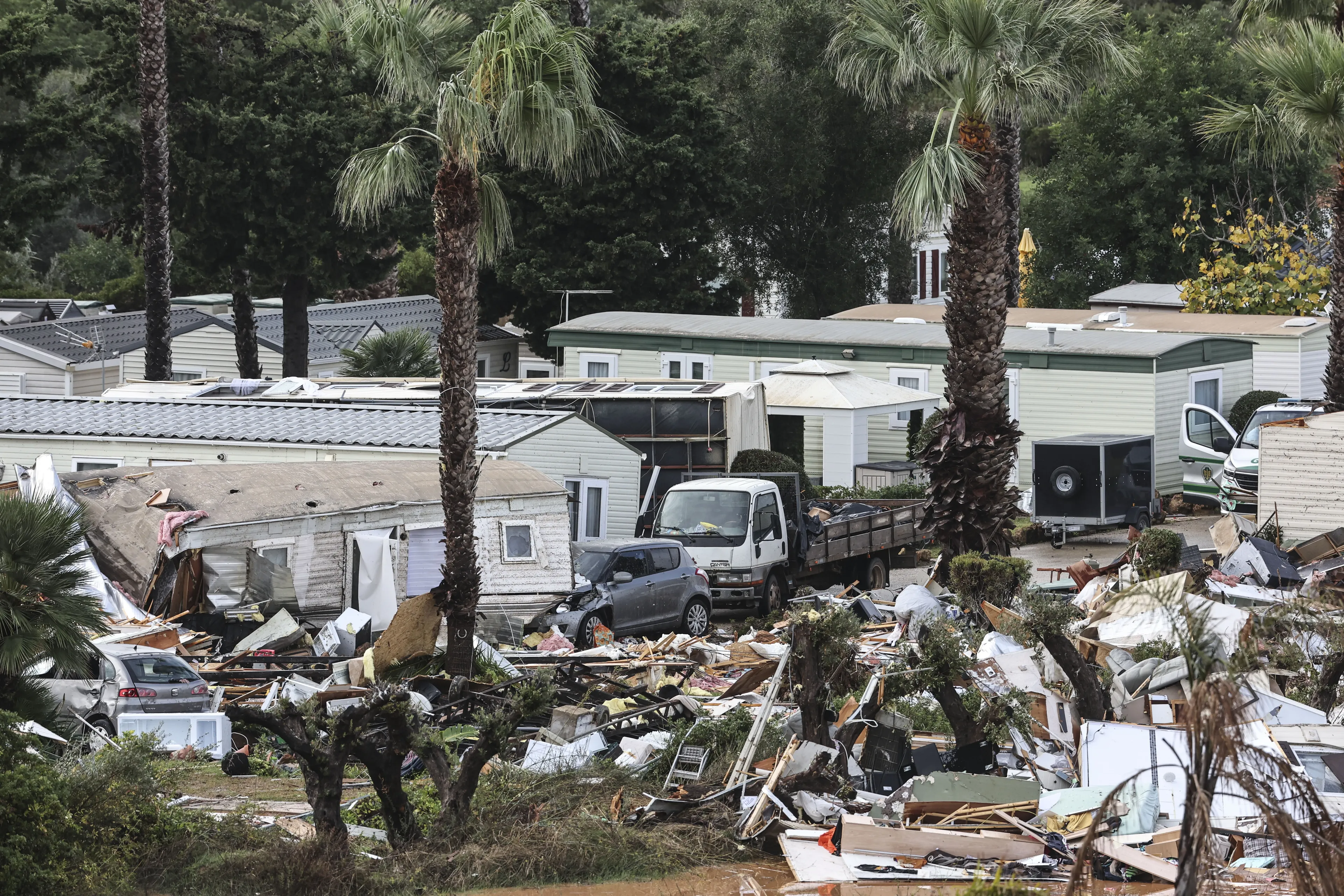 Nederlandse Xees en Francis redden mensen onder puin op verwoeste camping Albufeira