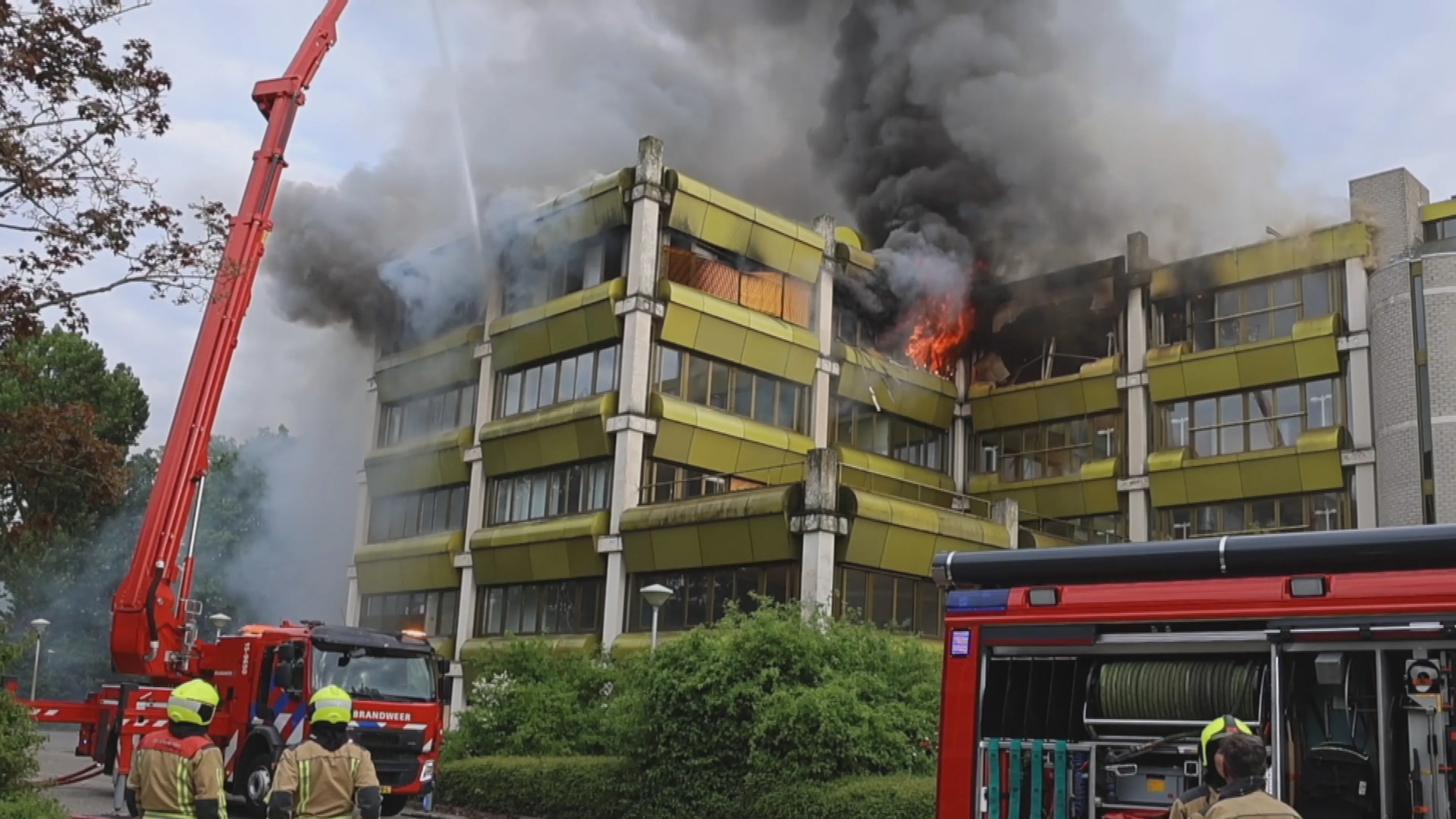 Brandweer massaal uitgerukt voor felle uitslaande brand in Zoetermeer