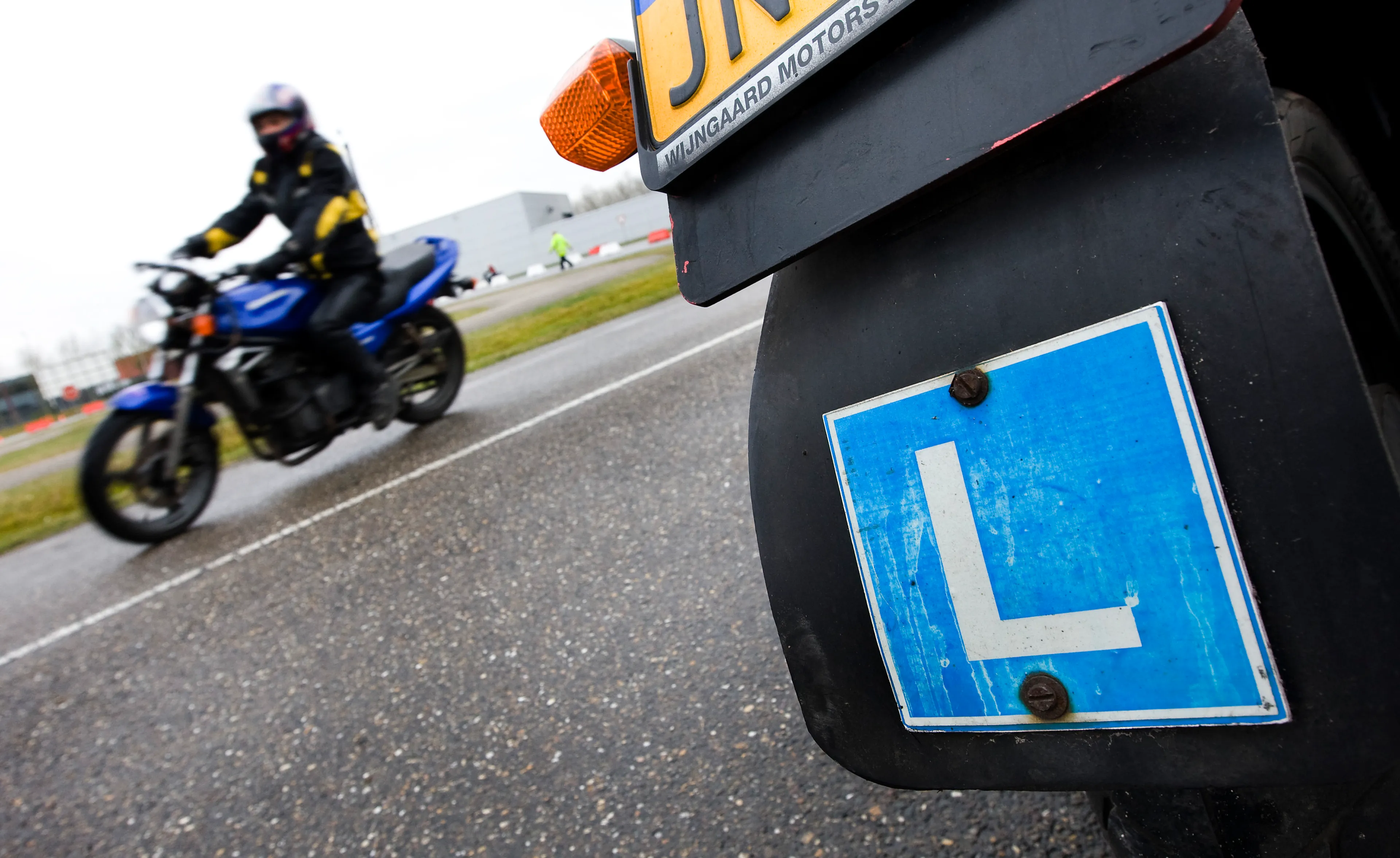 Hervatten motorrijlessen staat bovenaan lijstje van minister