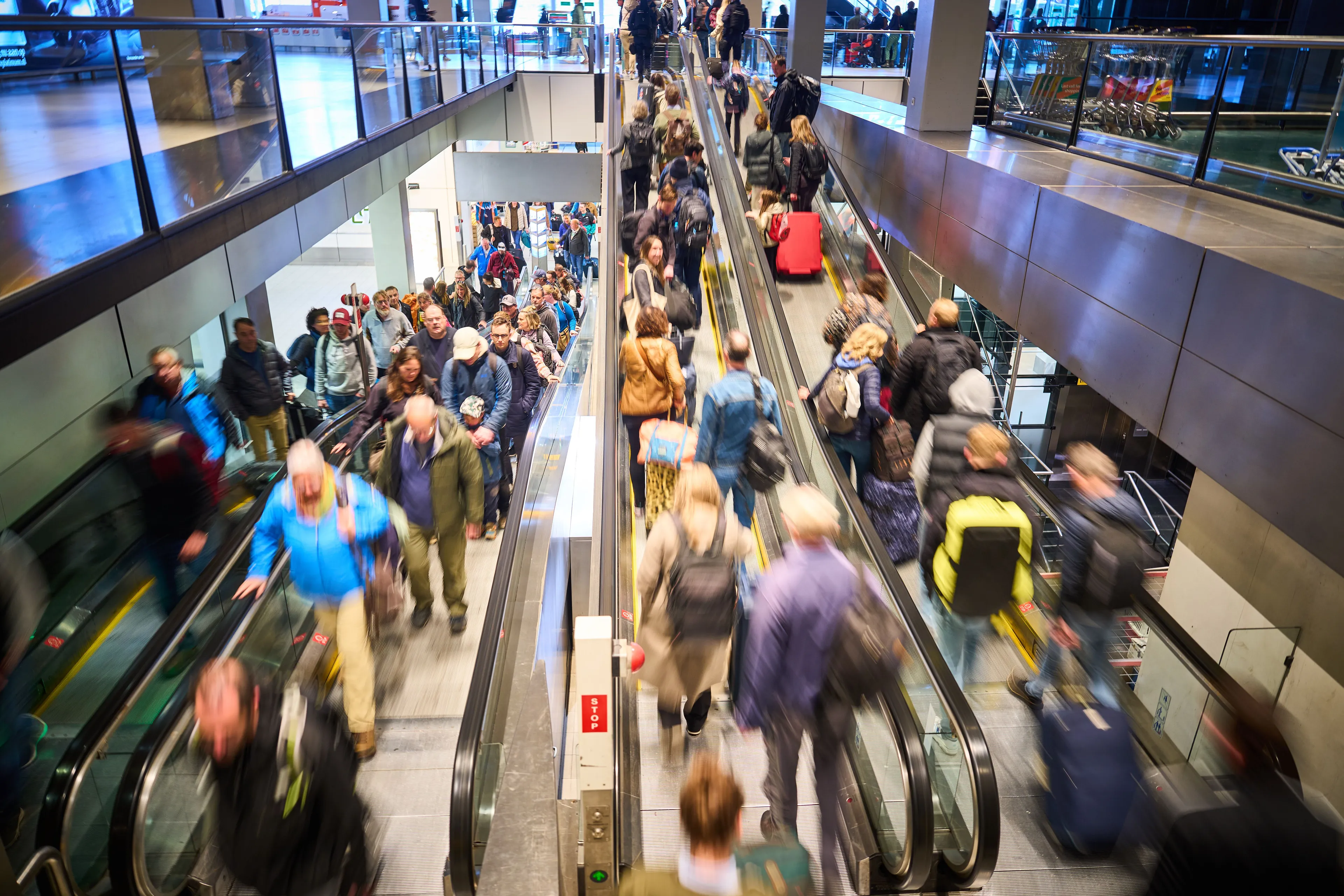 Schiphol verwacht langere rijen deze zomer: 'Bereid je goed voor'
