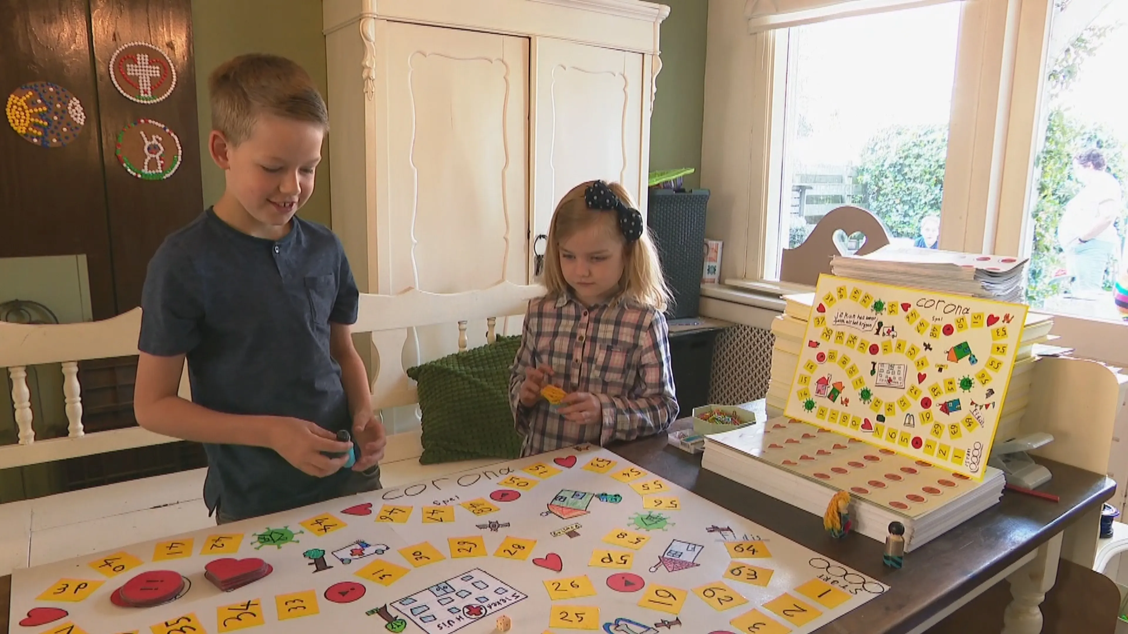 Sifra (8) en Levi (10) bedenken coronaspel voor kinderen in Dordrecht