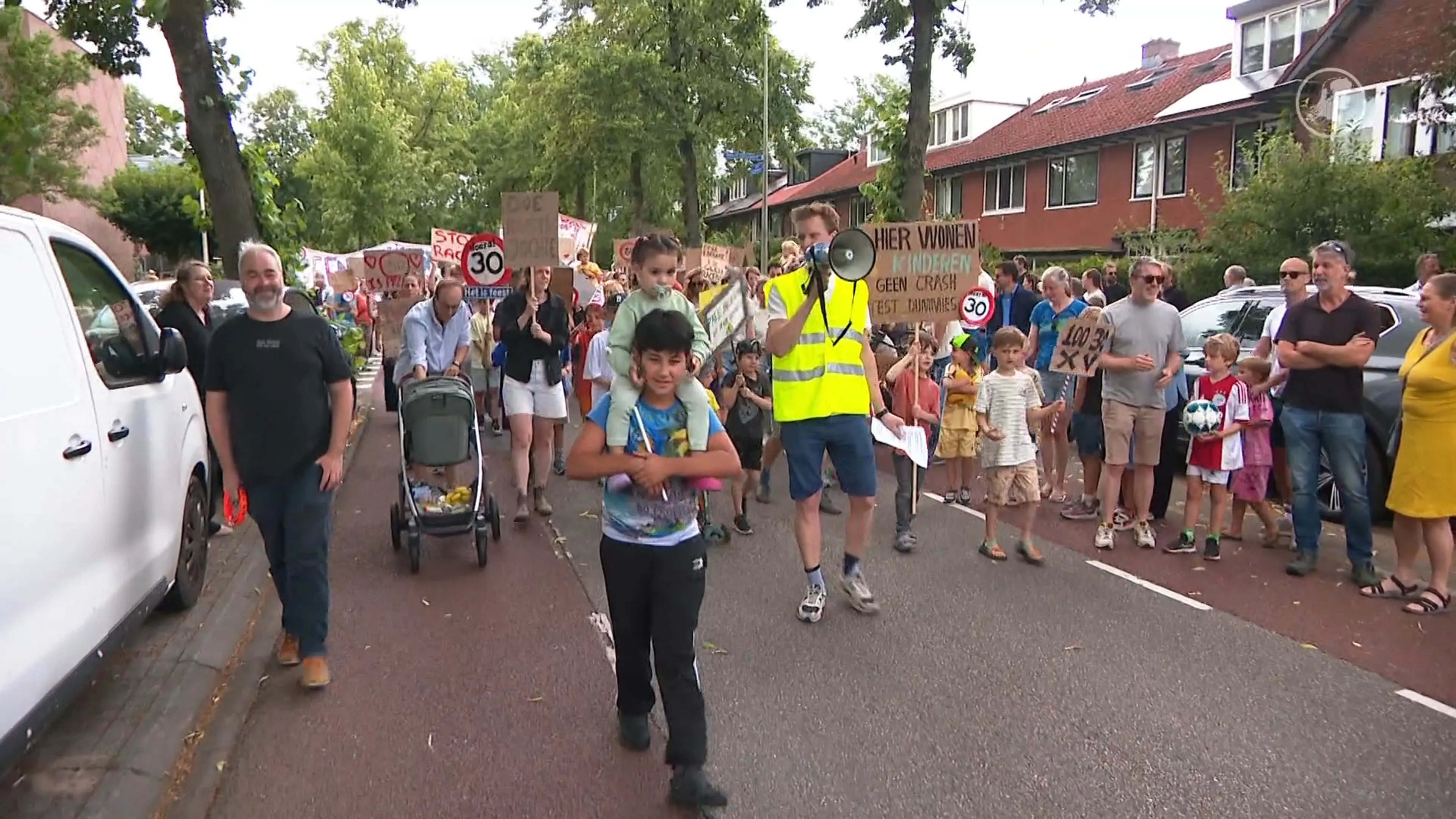 Buurtbewoners uit Utrecht demonstreren na heftig ongeluk: 'De maat is vol'