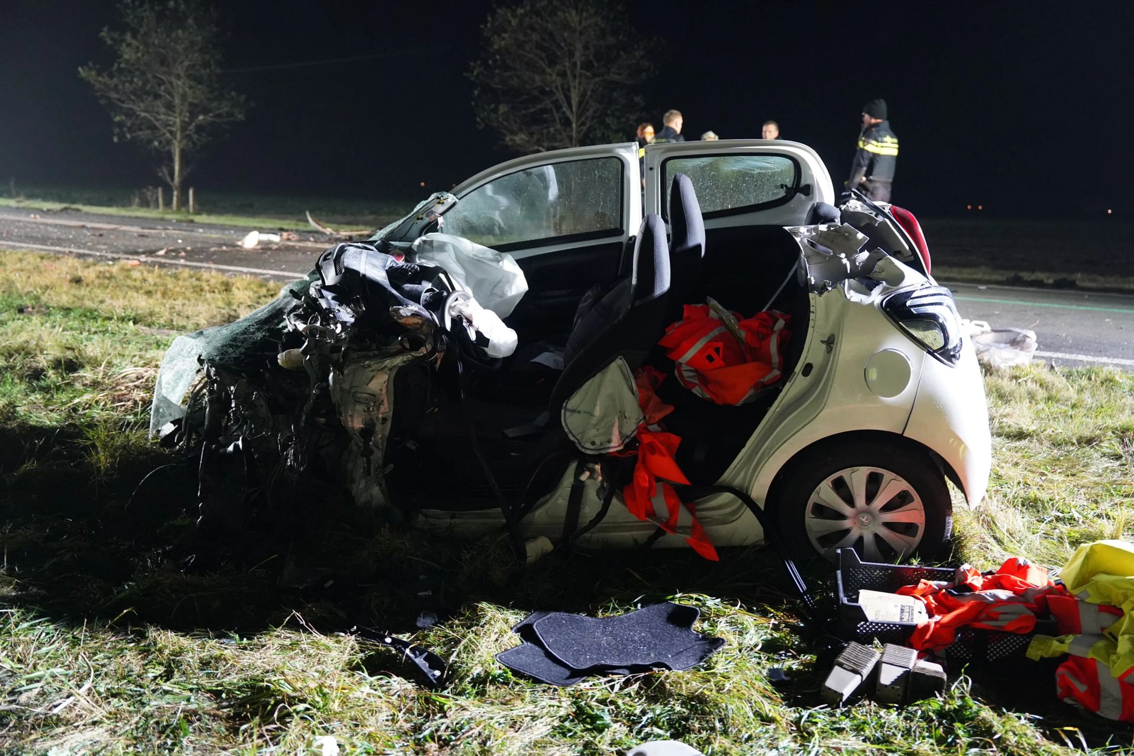 Zwaargewonde bekneld na heftige frontale botsing met vrachtwagen