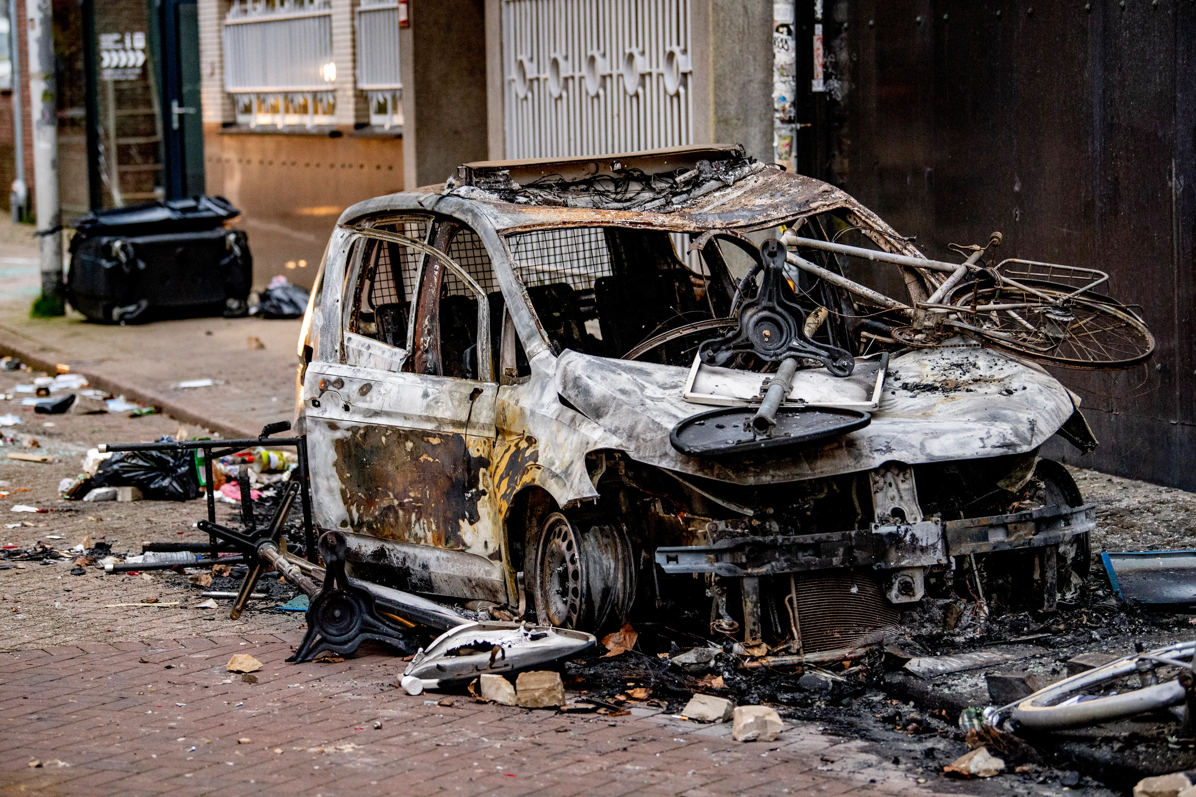 Buitenlandse media over rellen Rotterdam: 'Hooligans maakten jacht op politiemensen'