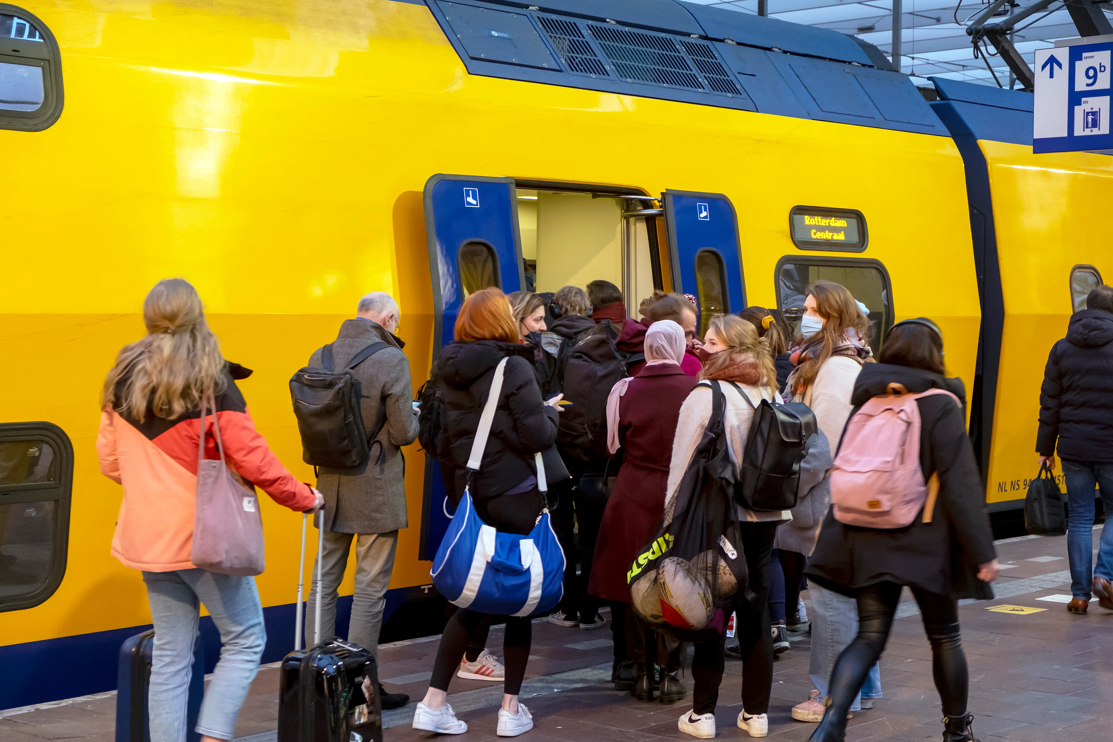 NS laat gevluchte Oekraïners gratis reizen met de trein: 'Paspoort is je kaartje'