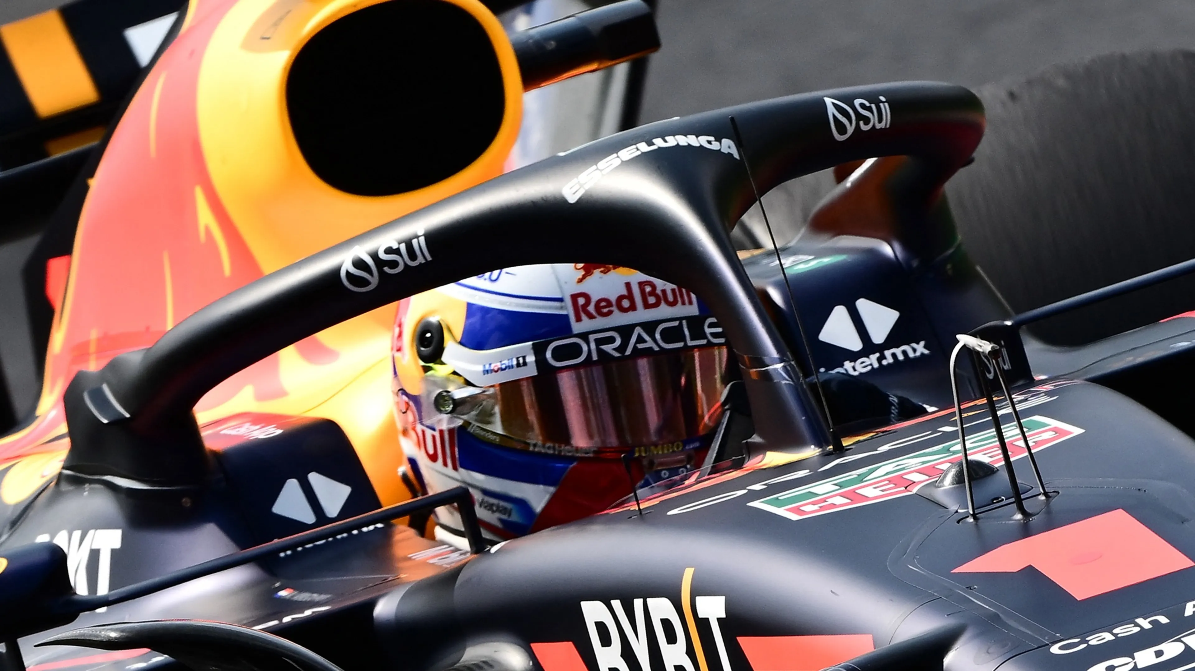 Oppermachtige Verstappen klokt snelste tijd bij eerste training GP Japan