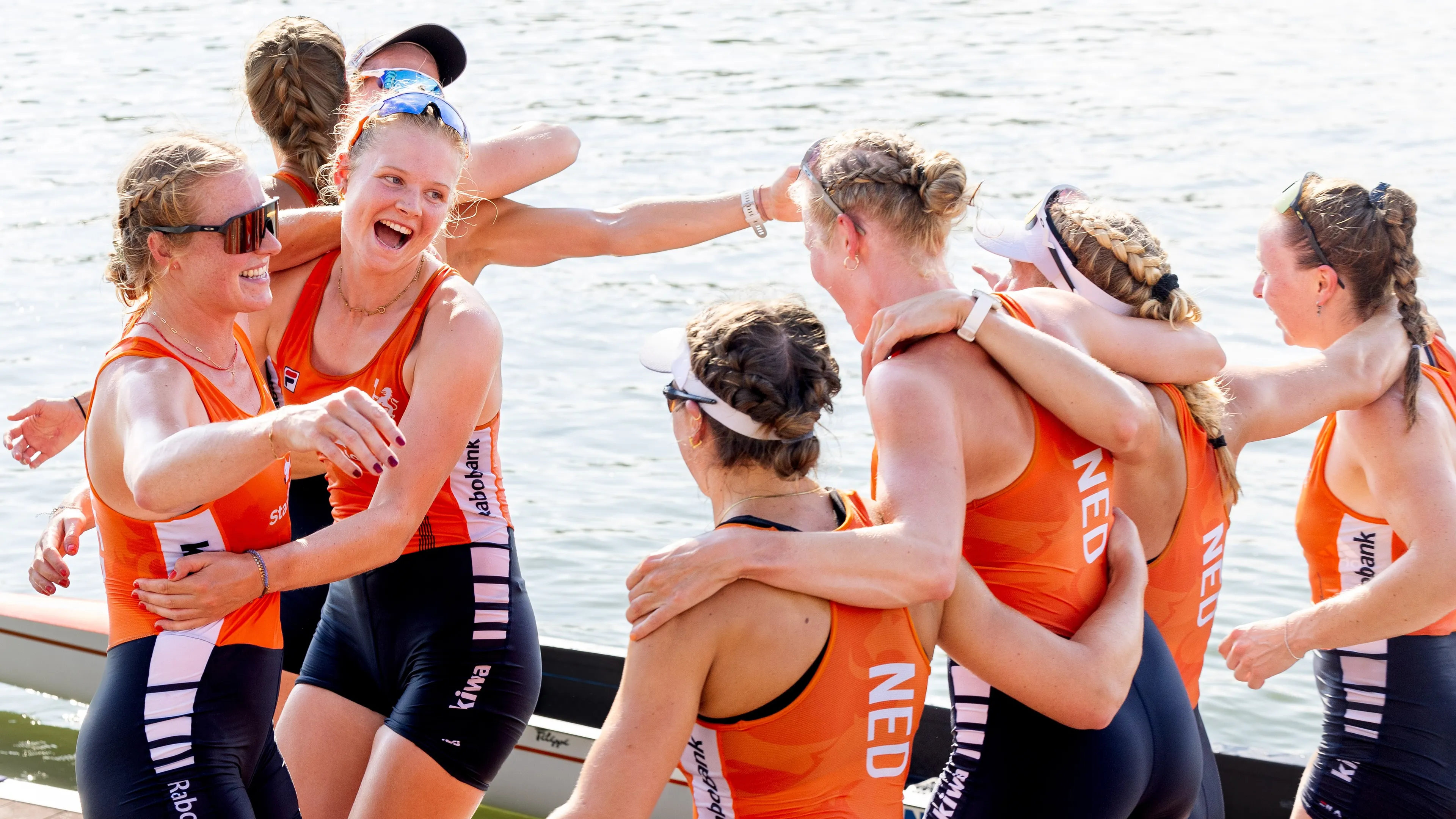 Mannen en vrouwen acht roeien naar wereldtitel in Shanghai