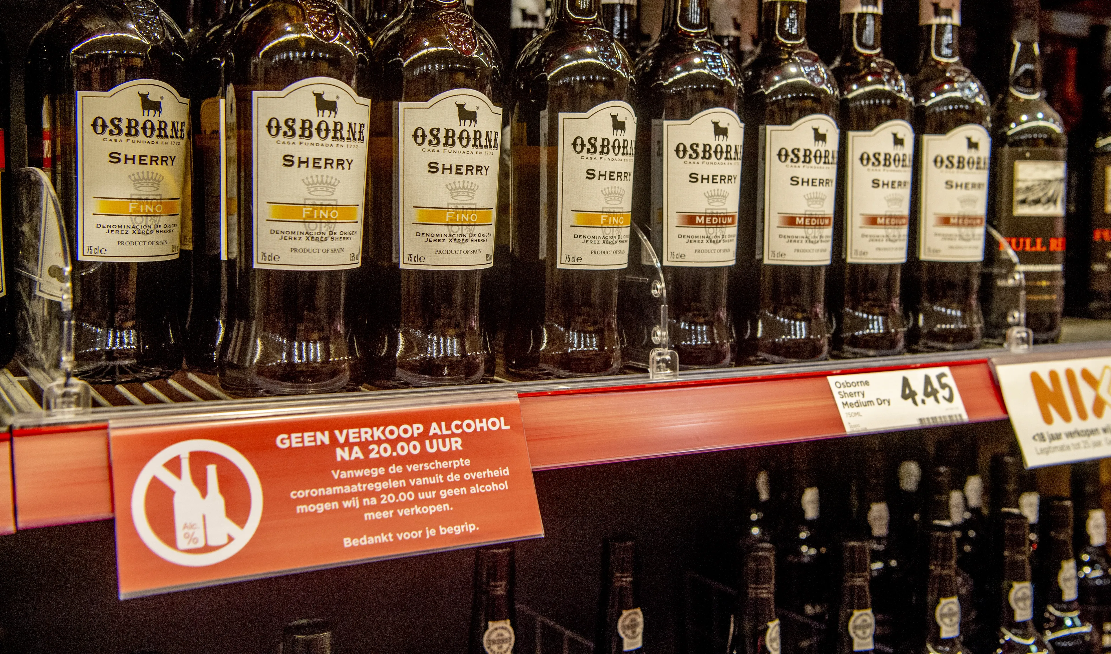 'Trek alcoholverbod gelijk met sluitingstijd supermarkten tijdens avondklok'
