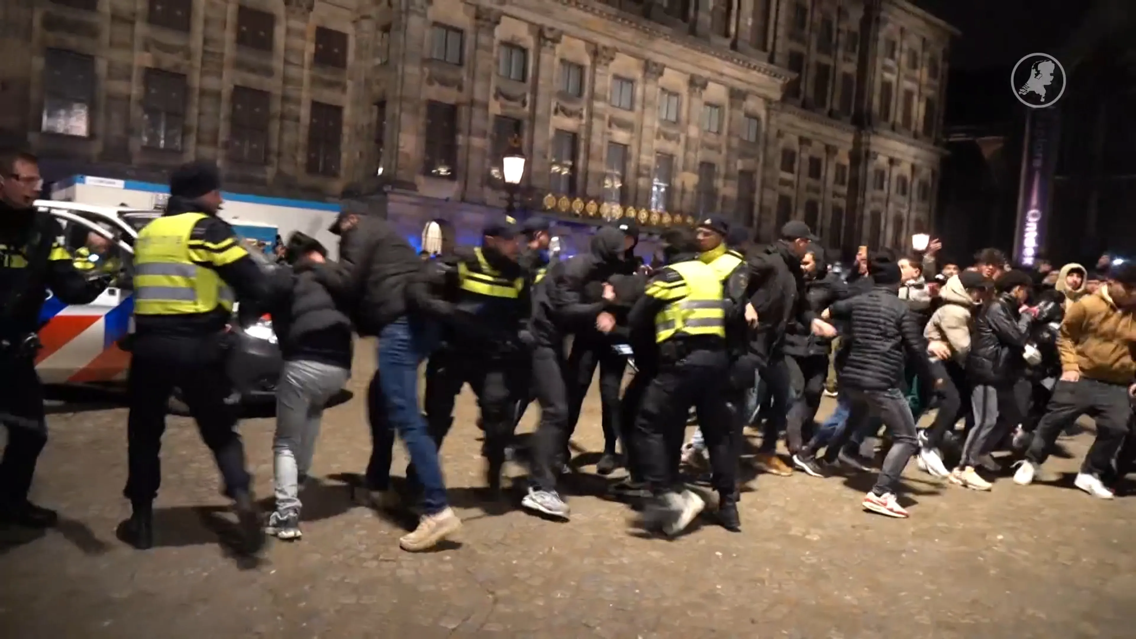 Opstootjes in meerdere grote steden, ME grijpt in