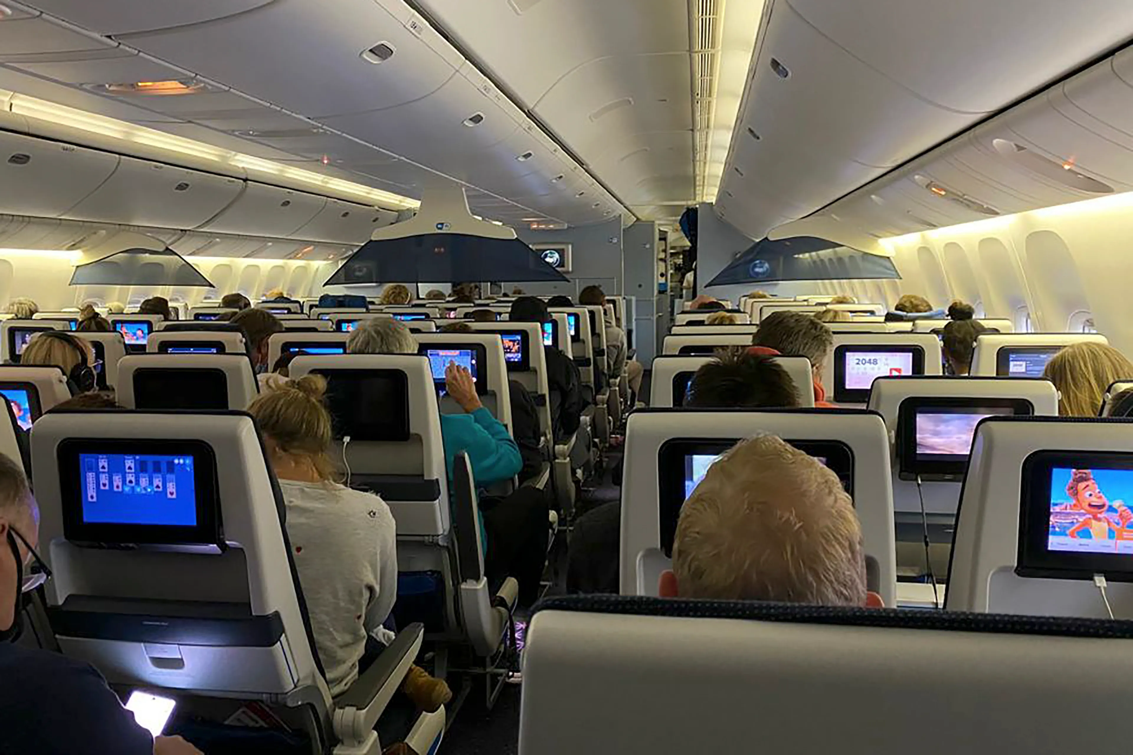 Veldbedden klaargezet op Schiphol voor gestrande reizigers uit Zuid-Afrika, GGD verwacht tientallen positieve testen
