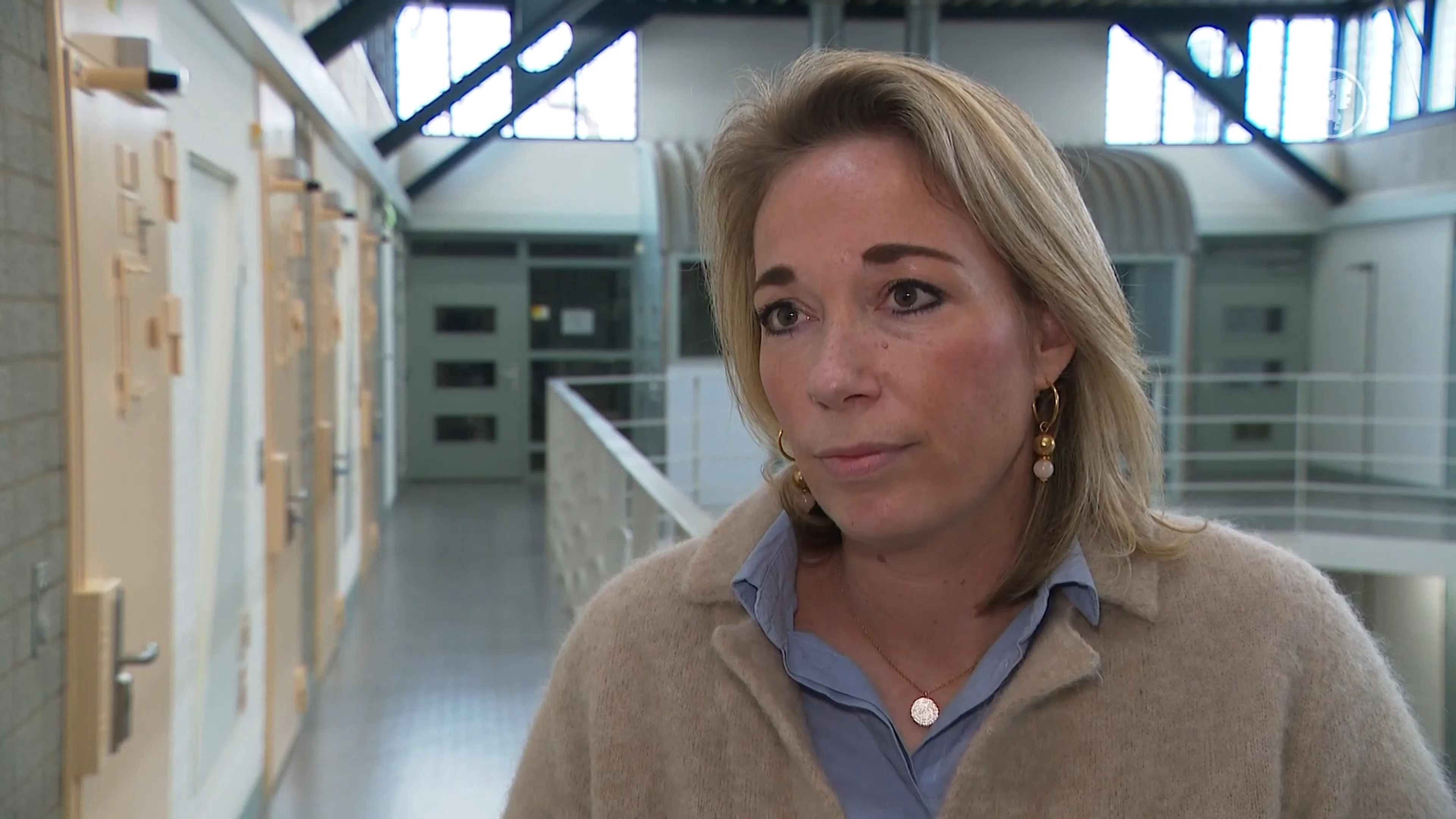 Kabinet bouwt twee noodgevangenissen om cellentekort te bestrijden