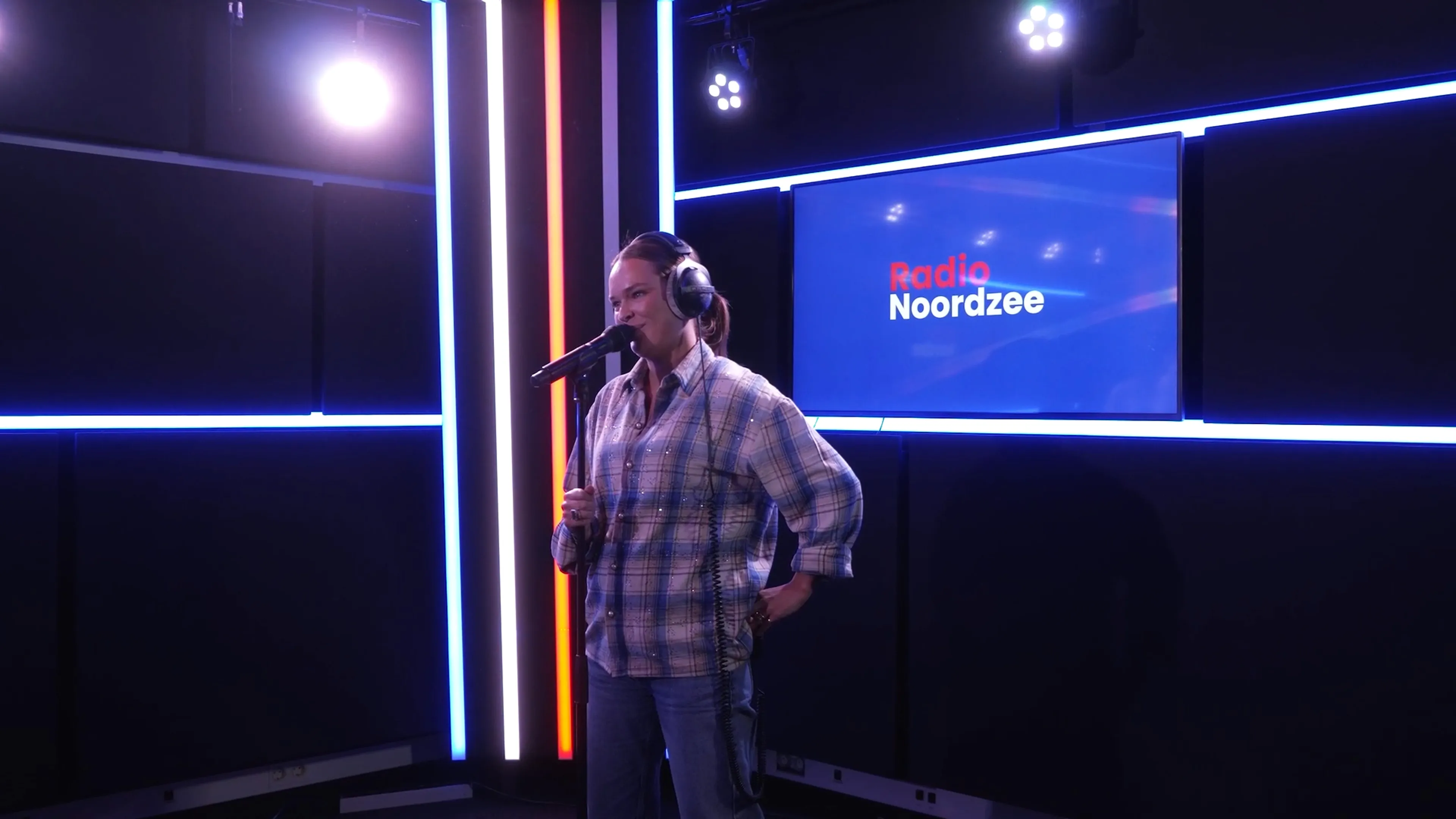 Babet zingt ‘Wat Doe Je Nou’ live bij Radio Noordzee