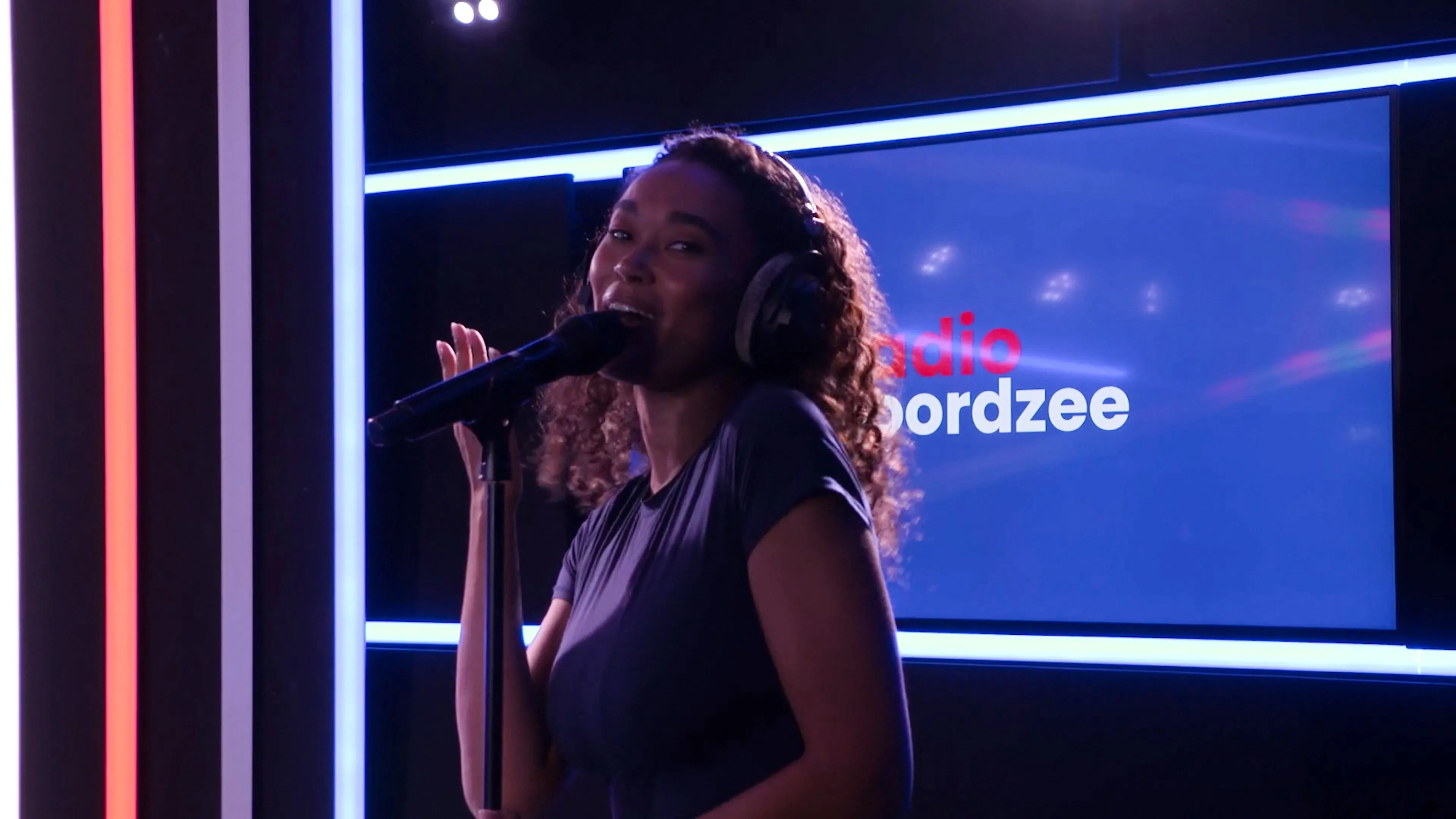 Romy Monteiro zingt haar nieuwe single 'Spaans Benauwd' live