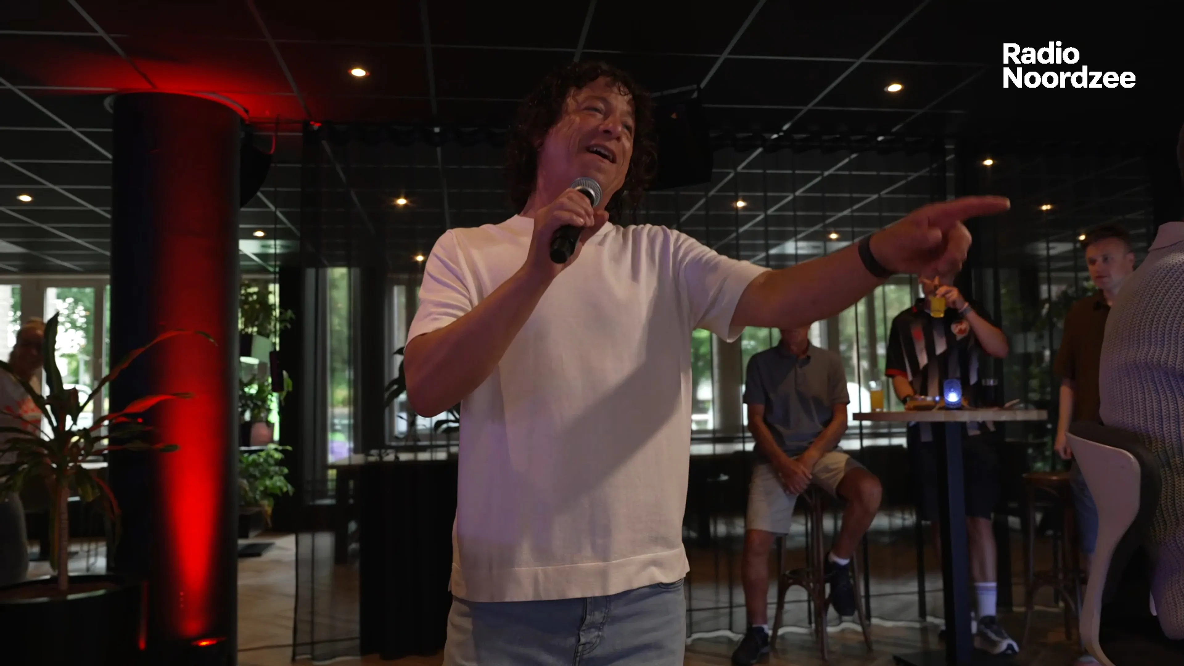 Vinzzent zingt Dromendans in het Noordzee Café!