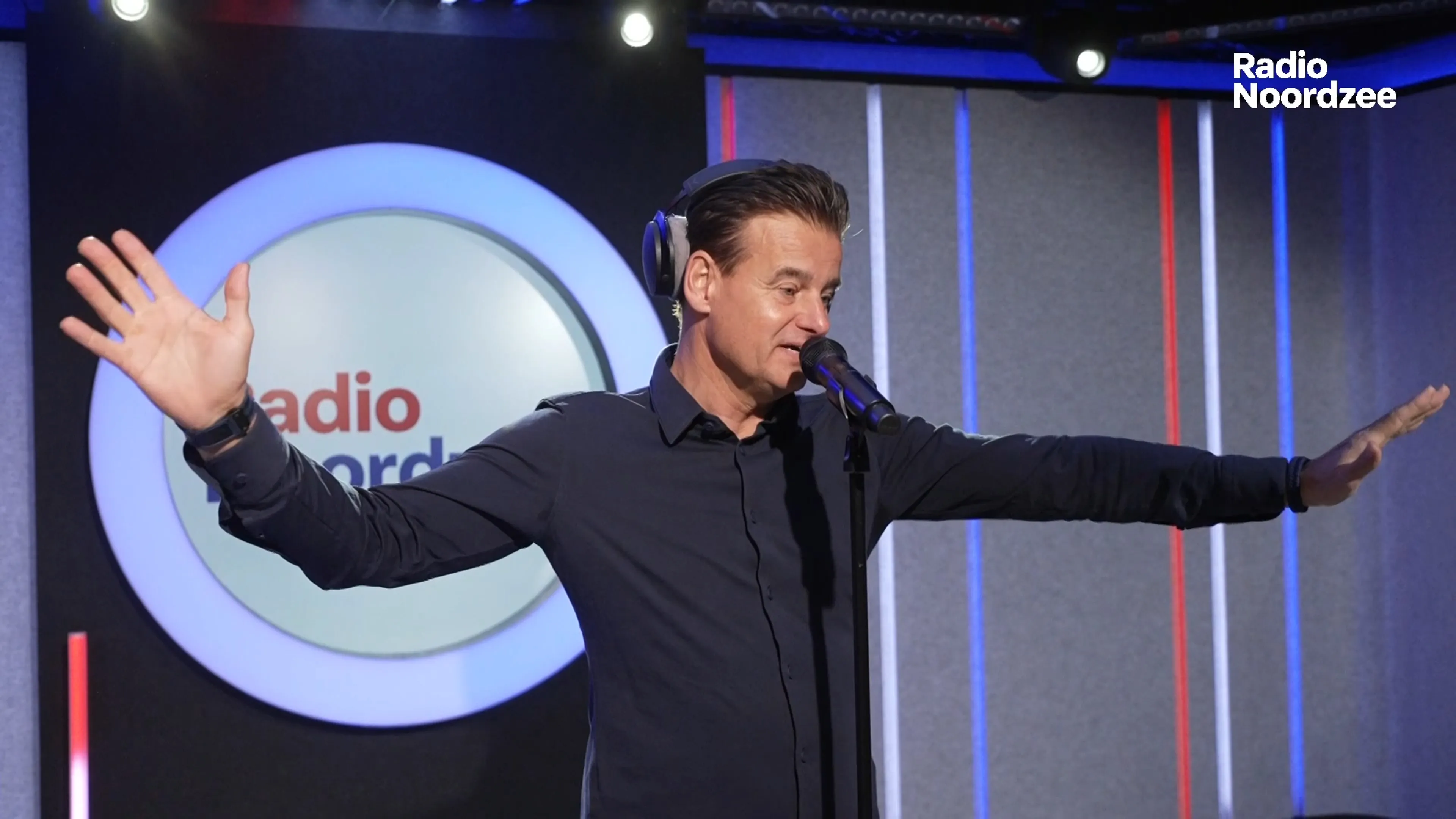Wilfred Genee zingt Blijgelovig live op Radio Noordzee