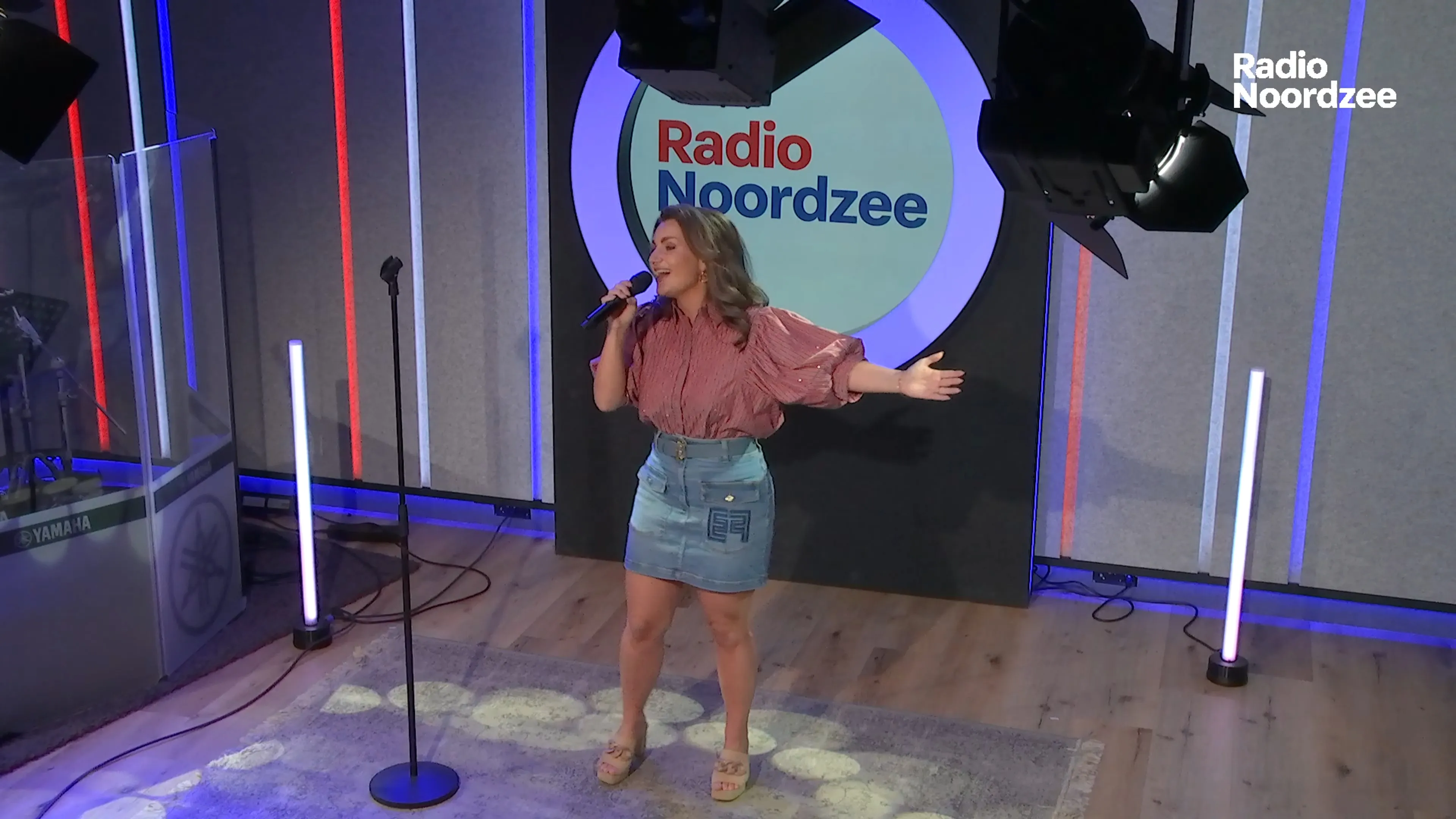 Sieneke zingt haar nieuwe single 'Ik Doe Wat Ik Wil' live