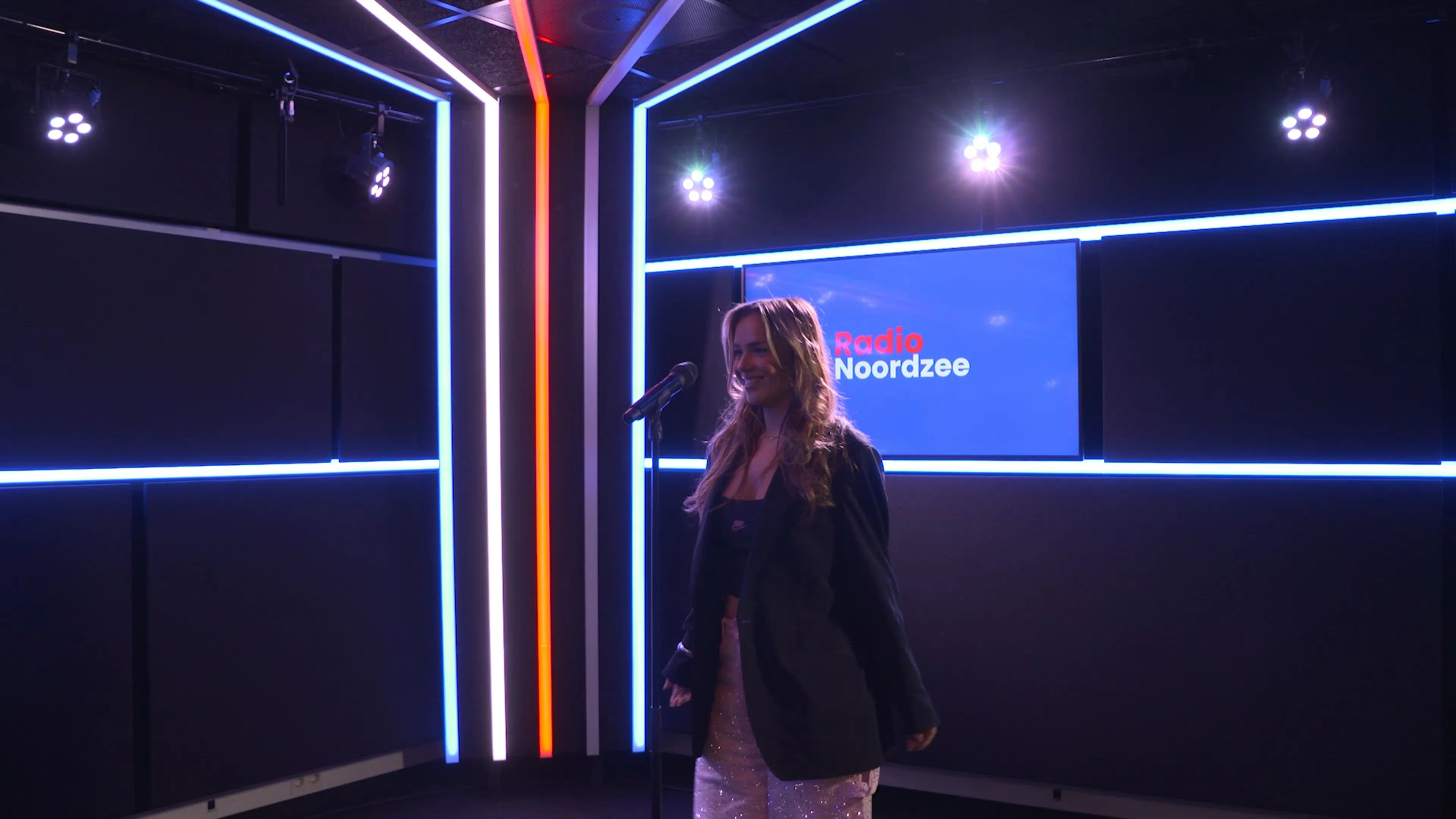 Mikki van Wijk zingt ‘Hangxiety’ live bij Radio Noordzee