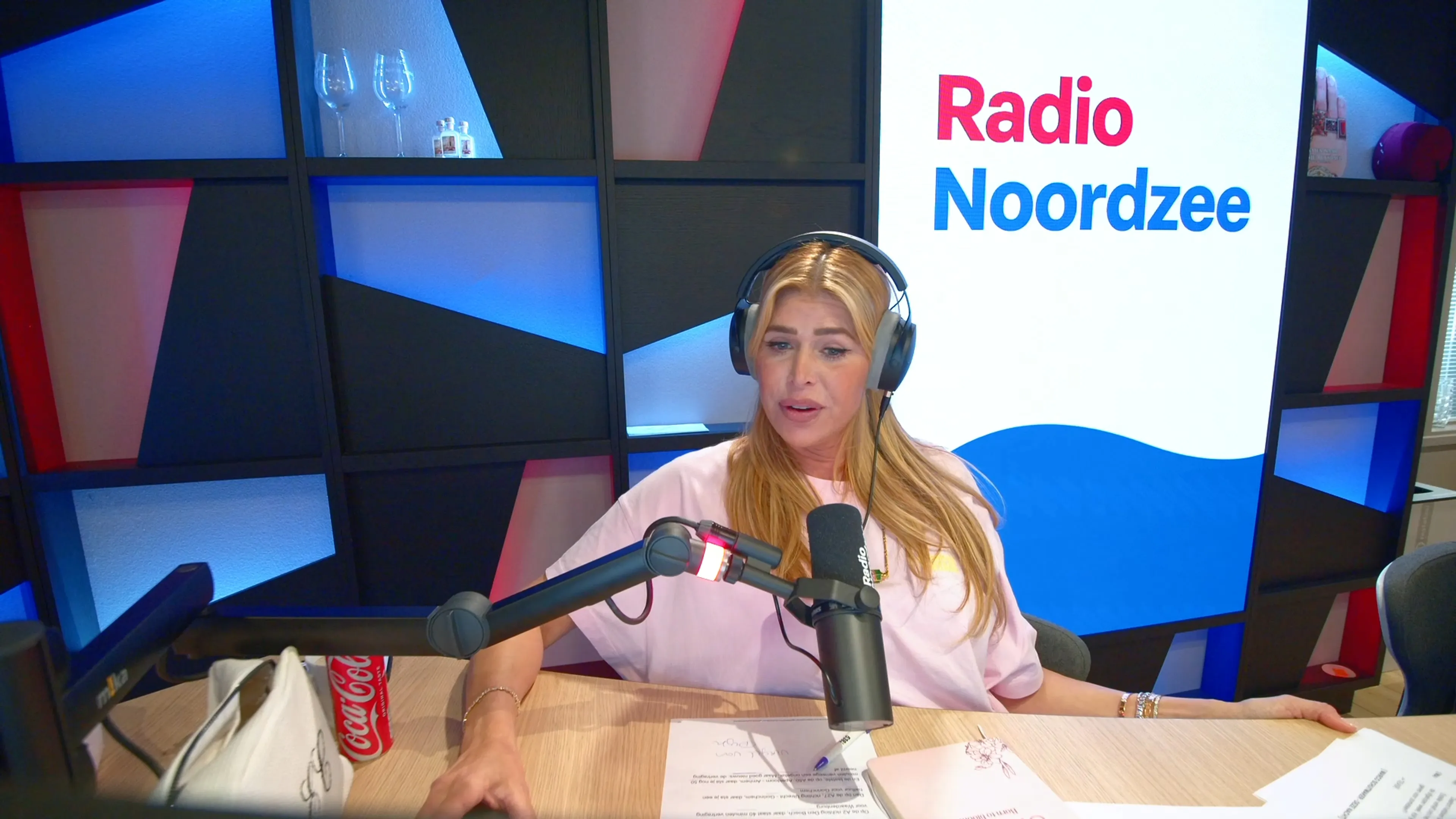 Johnny & Estelle reageren op bericht van luisteraar: "Vanwege de achternaam?!"