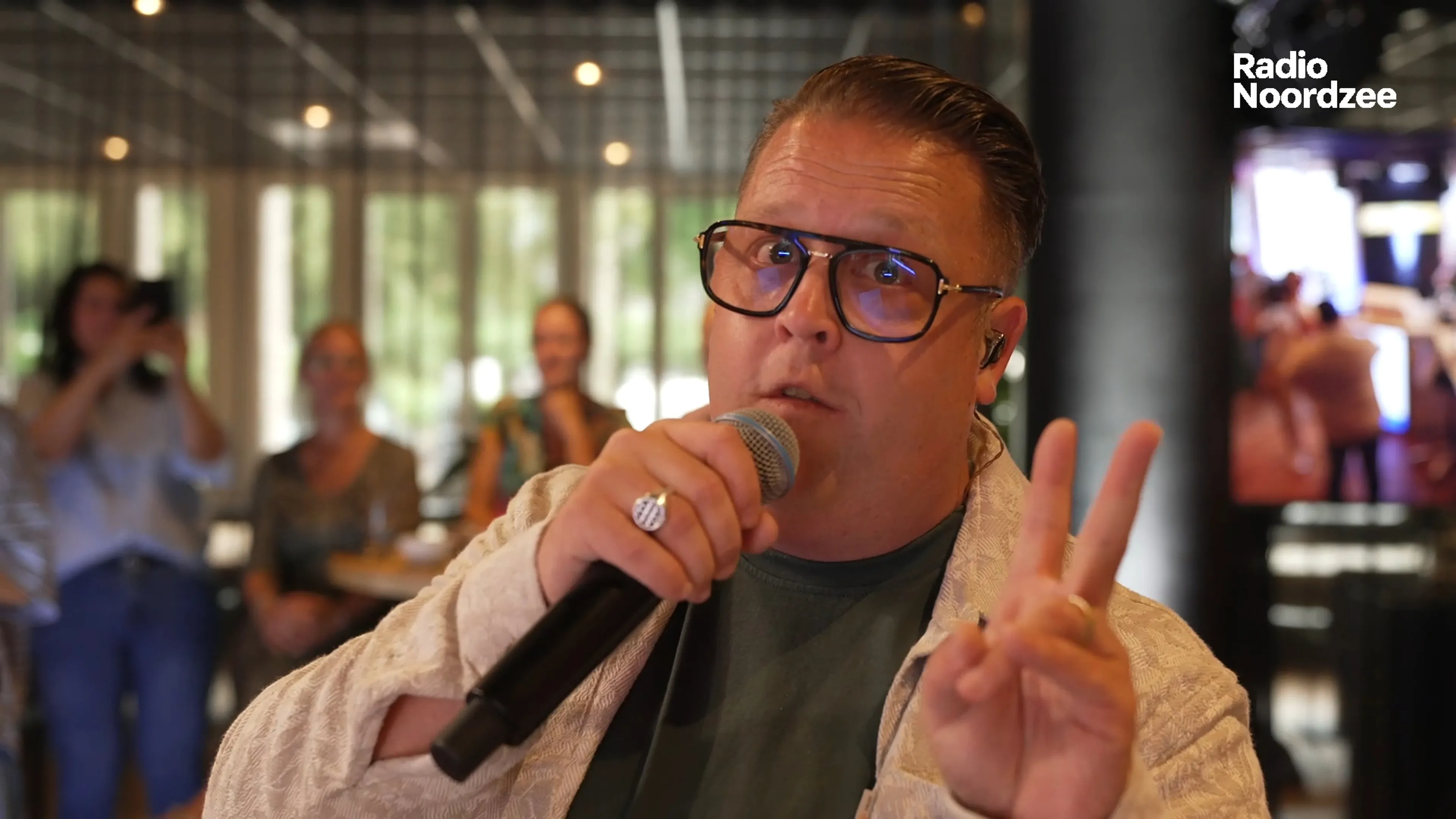 Rutger van Barneveld zingt zijn nummer Zwoele Zomernachten live in het Radio Noordzee Café!