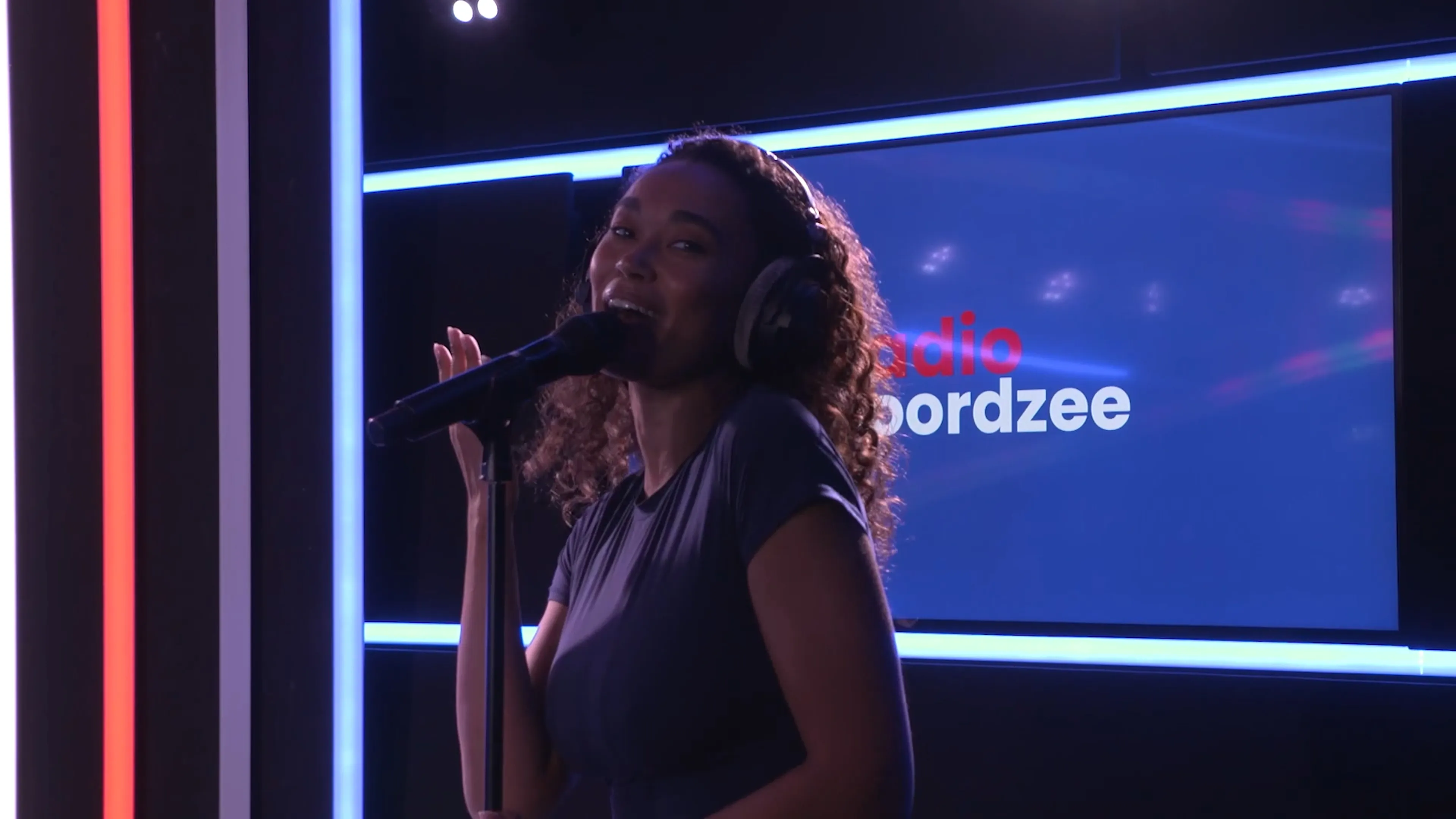 Romy Monteiro zingt haar nieuwe single 'Spaans Benauwd'