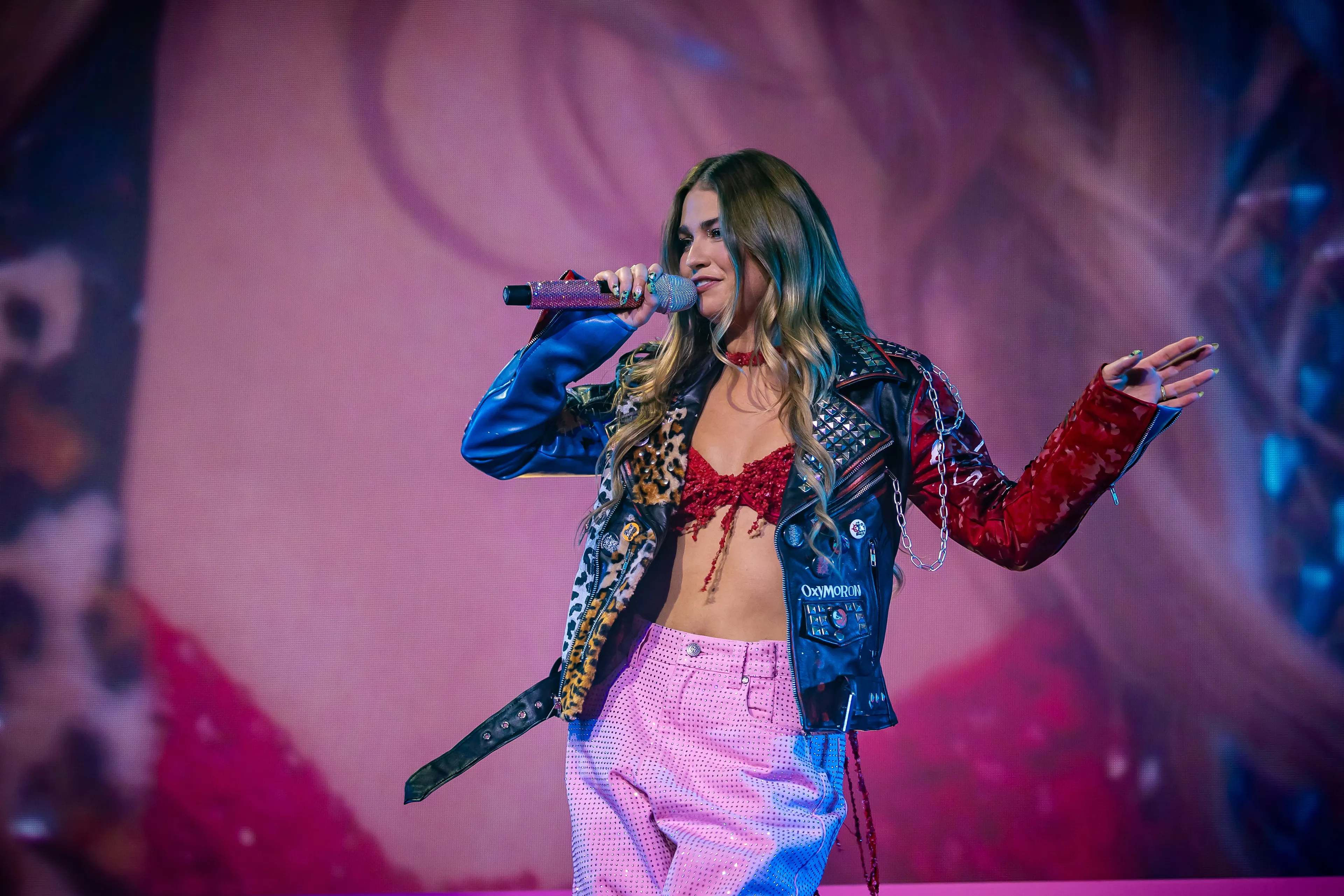 Roxy Dekker pakt de Hollandse HitFlits met 'Bare Minimum'