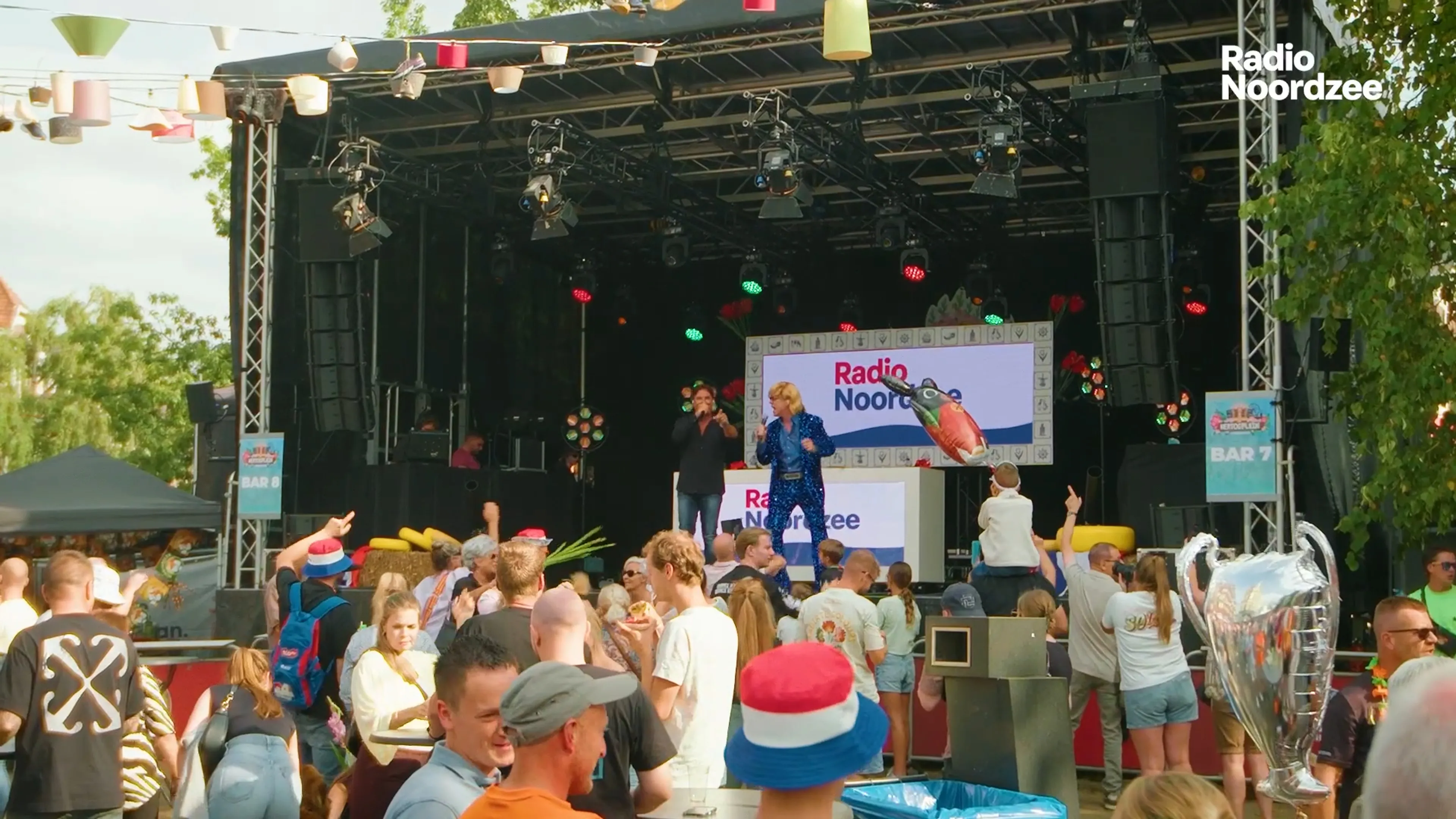 Bennie Solo & Zanger Alex zingen 'Een Bossie Gladiolen' op de Vierdaagse