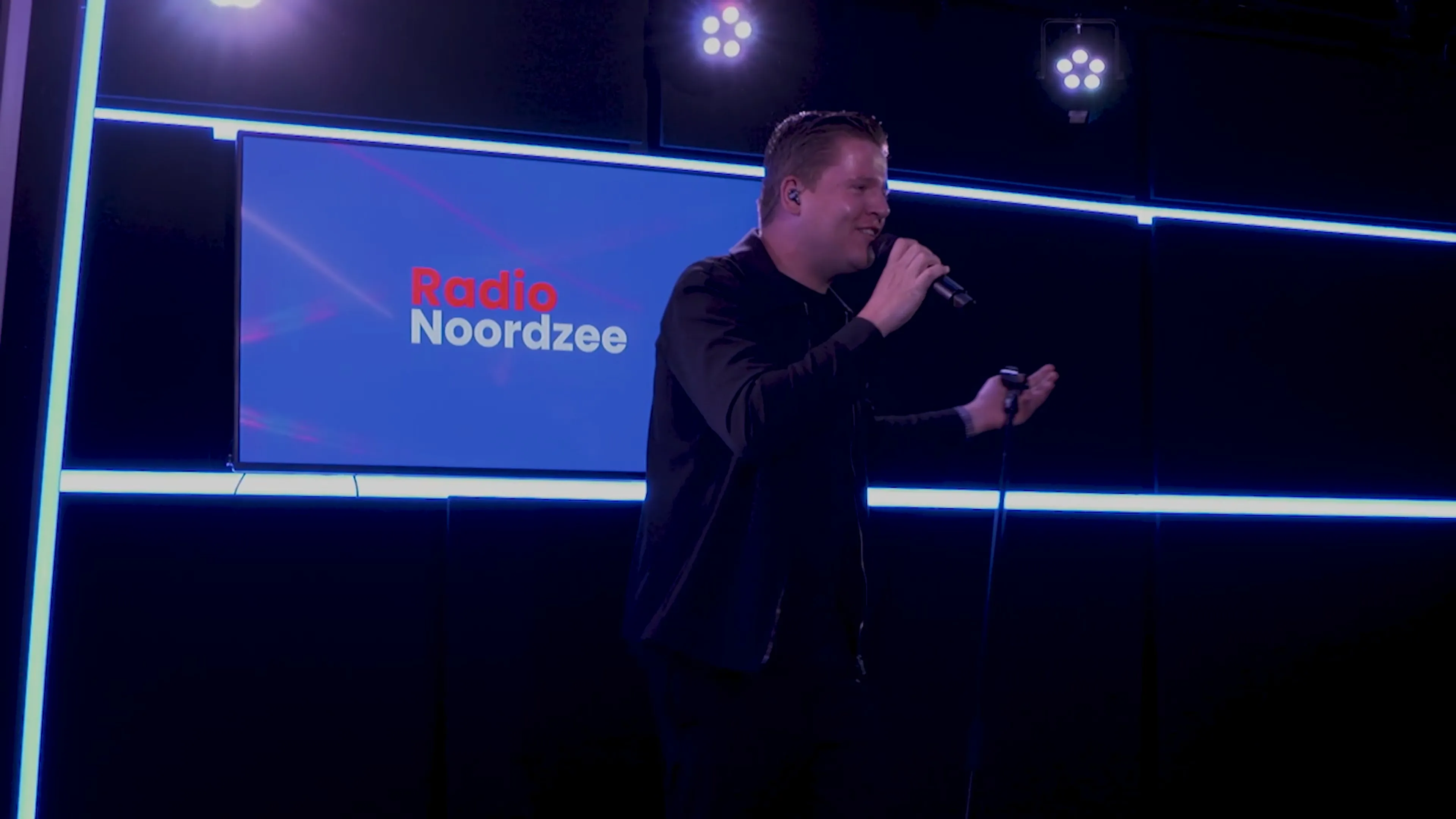 Sven Versteeg zingt ‘Houdini’ voor het eerst live bij Cruijff & De Mol
