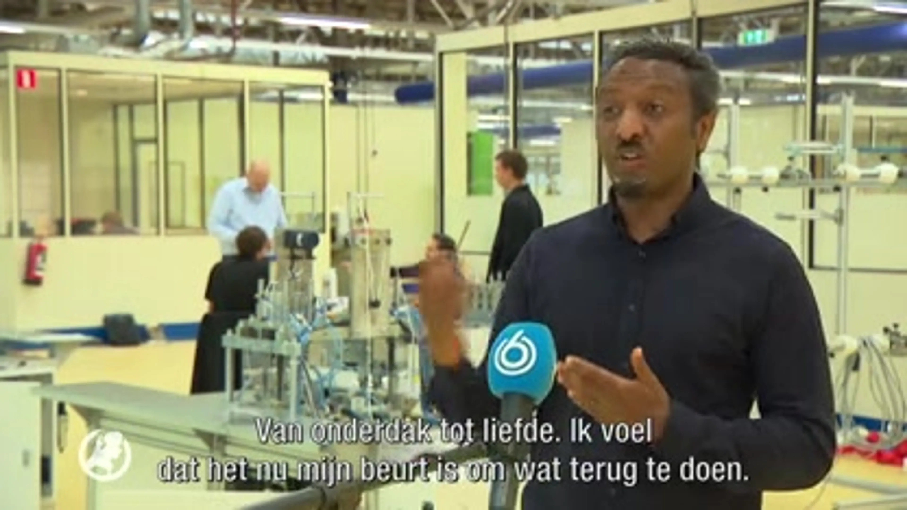 Vluchtelingen maken mondmaskers met Chinese machines