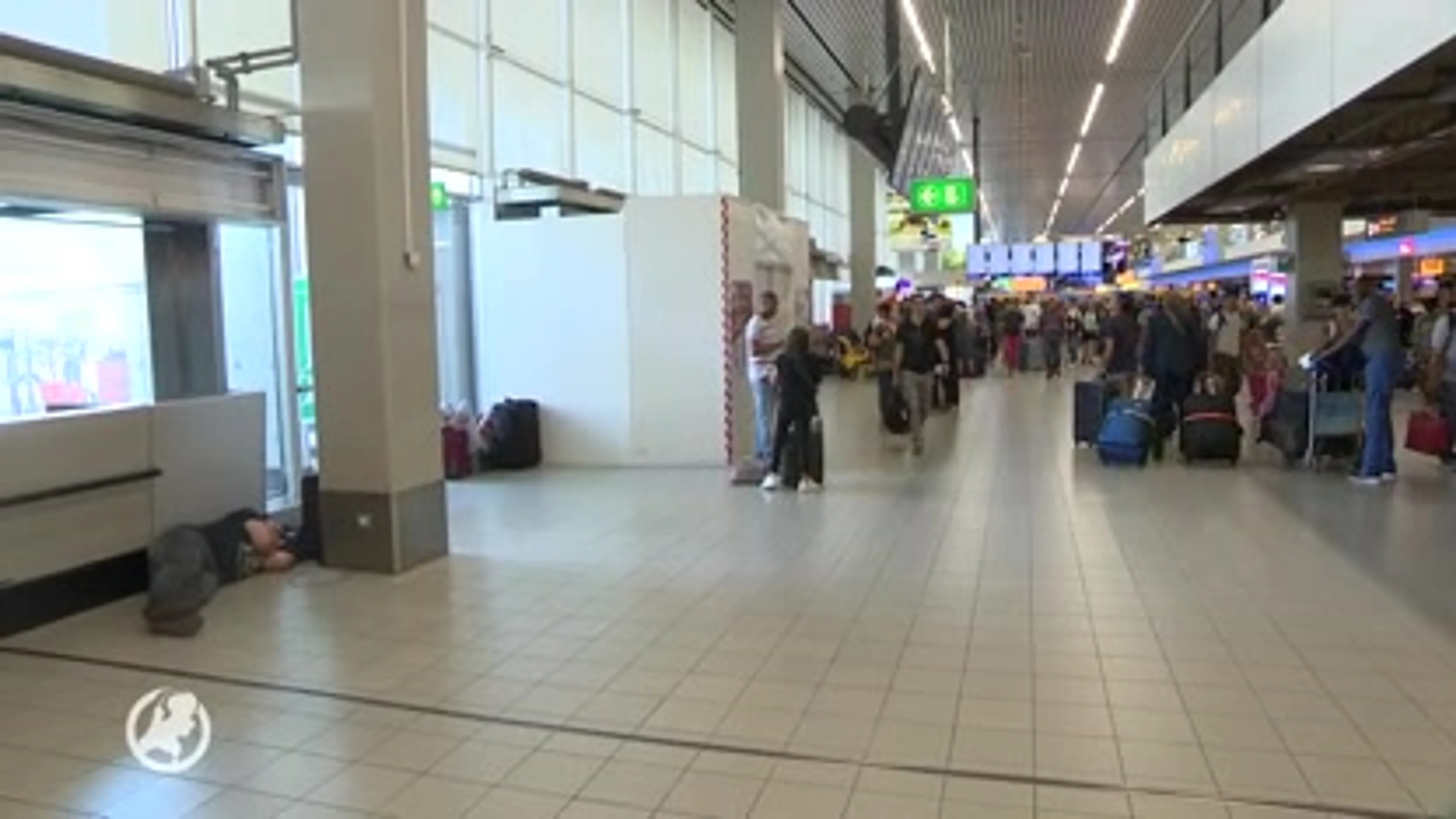 Reizigers Schiphol: ''Wij zijn hier al een dag aan het overleven''