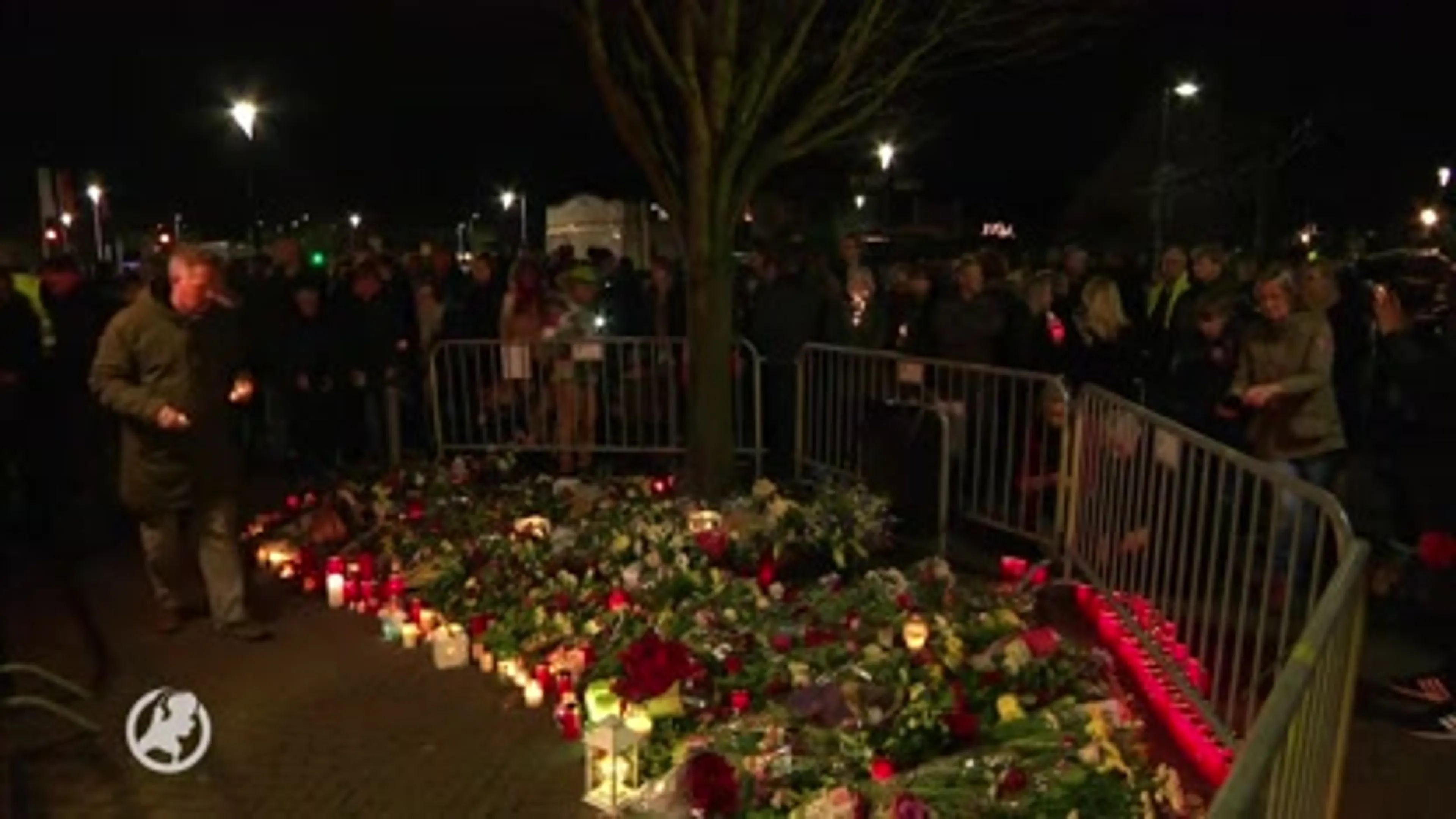 Honderden mensen eren tijdens pinnen doodgestoken Tom (64) in lichtjestocht
