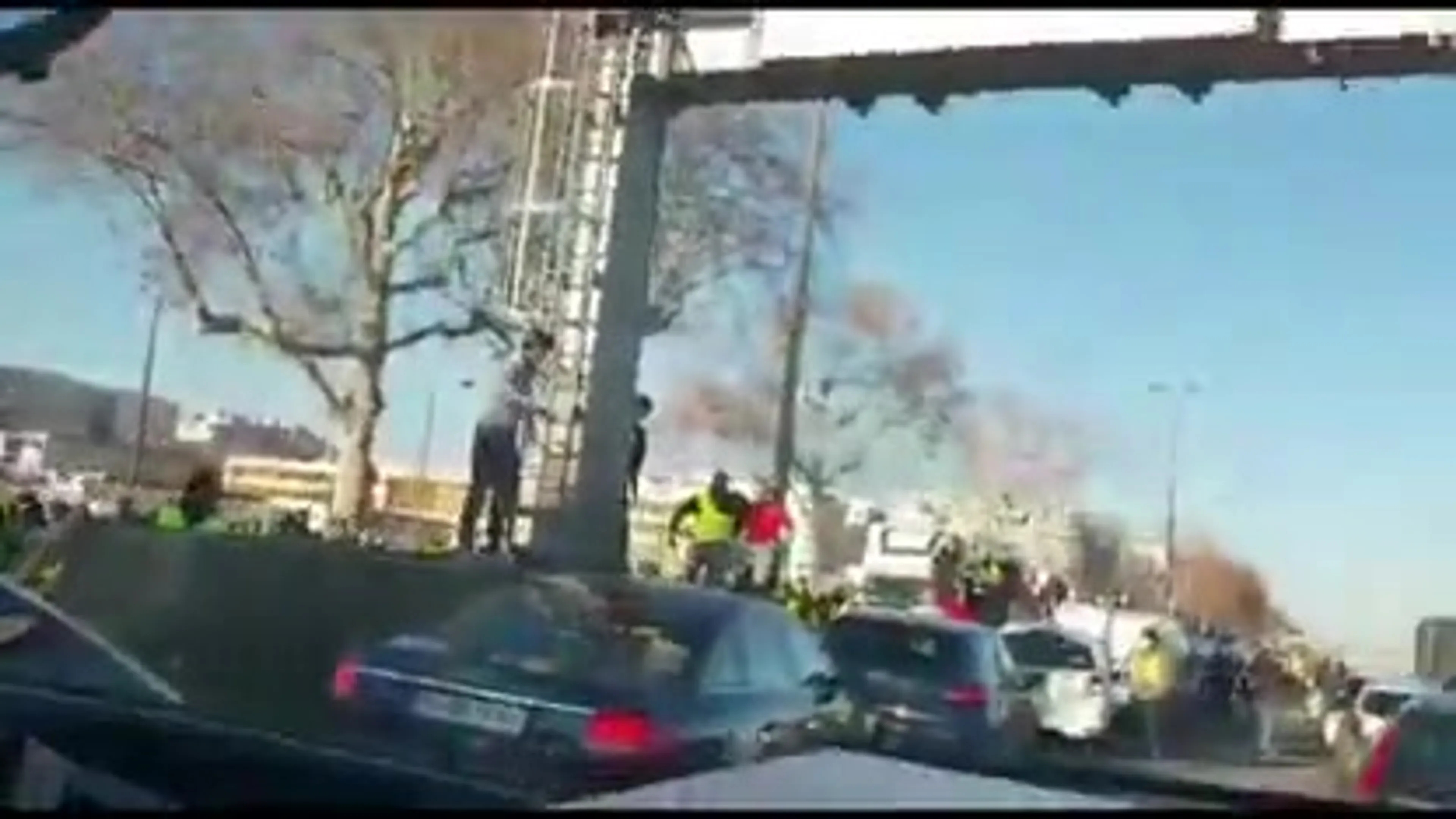 Gele Hesjes Lyon slopen politiewagen die vaststaat in de file