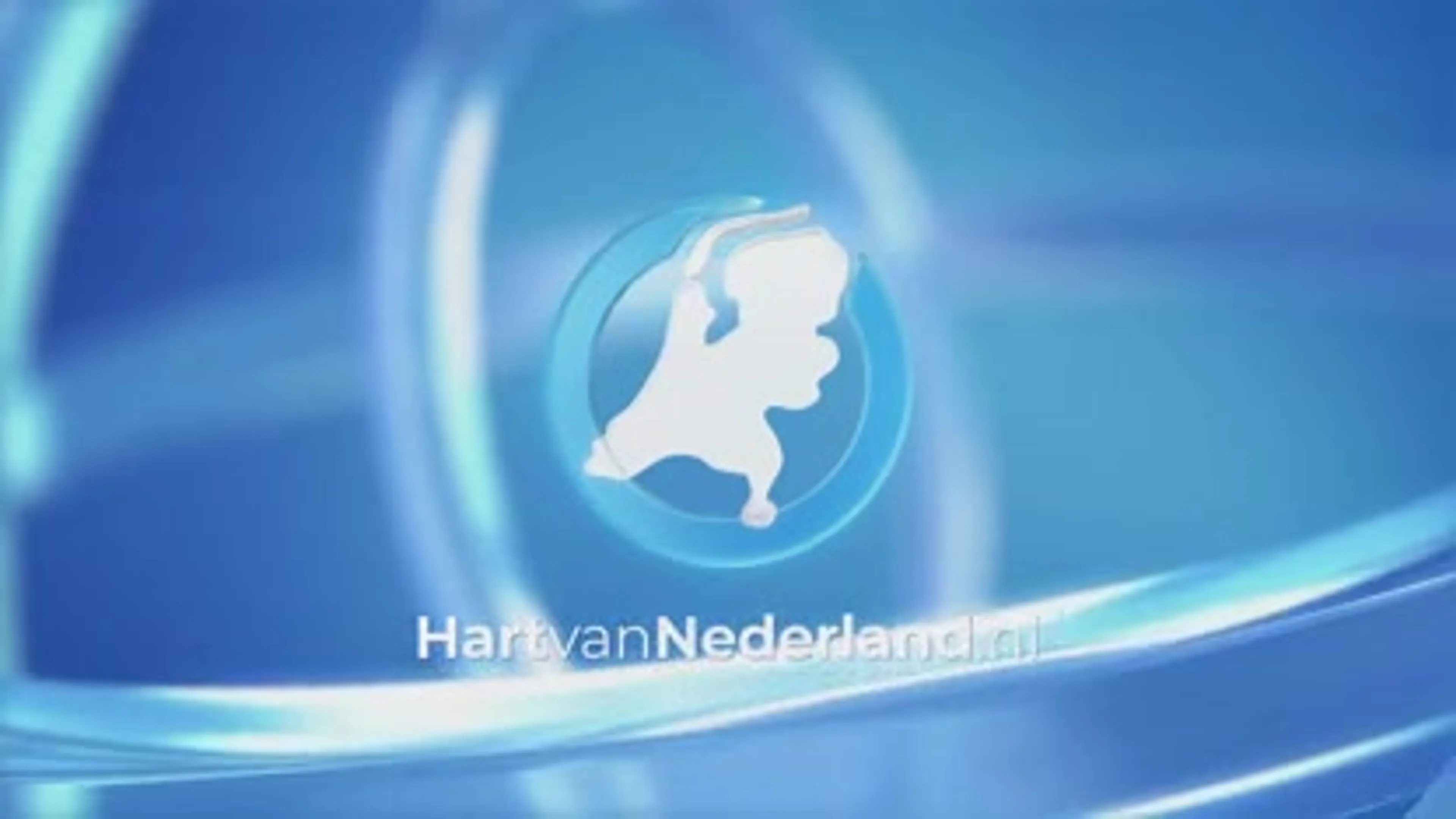 Vlammen slaan meters uit het dak bij boerderijbrand bij Purmerend